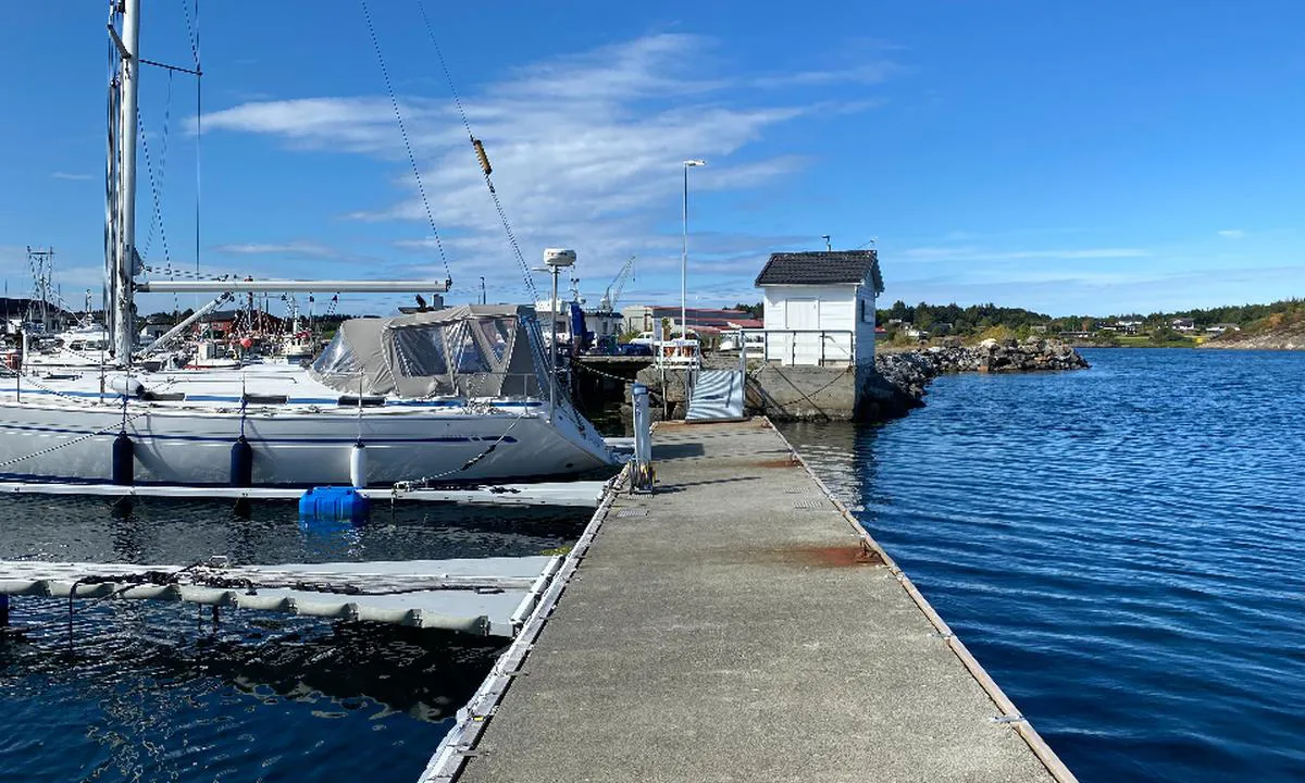 Nautneset Småbåthamn: Gjesteplasser i båser på innsiden av den ytterste bølgebryteren.