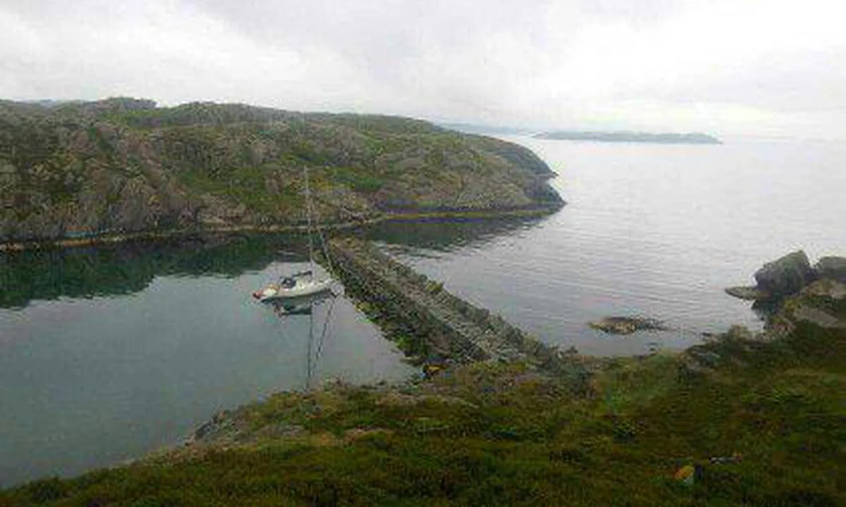 Nautøya: {"base": "no", "no": "Fint \u00e5 ligge innenfor moloen i Geitungsundet. Dette er p\u00e5 \u00f8stsiden av Naut\u00f8y, rett \u00f8st for Flogsnesv\u00e5gen som flyfoto viser. \u00d8yen p\u00e5 andre siden er Geitung.", "se": "Trevligt att ligga innanf\u00f6r piren i Geitungsundet. Detta \u00e4r p\u00e5 \u00f6stsidan av Naut\u00f8y, direkt \u00f6ster om Flogsnesv\u00e5gen som flygfoton visar. \u00d6n p\u00e5 andra sidan \u00e4r Geitung.", "en": "Nice to stay within the breakwater in Geitungsundet. This is on the east side of Naut\u00f8y, just east of Flogsnesv\u00e5gen as shown in the aerial photo. The island on the other side is Geitung.", "da": "Det er fint at ligge indenfor molen i Geitungsundet. Dette er p\u00e5 \u00f8stsiden af Naut\u00f8y, lige \u00f8st for Flogsnesv\u00e5gen som luftfotoet viser. \u00d8en p\u00e5 den anden side er Geitung."}