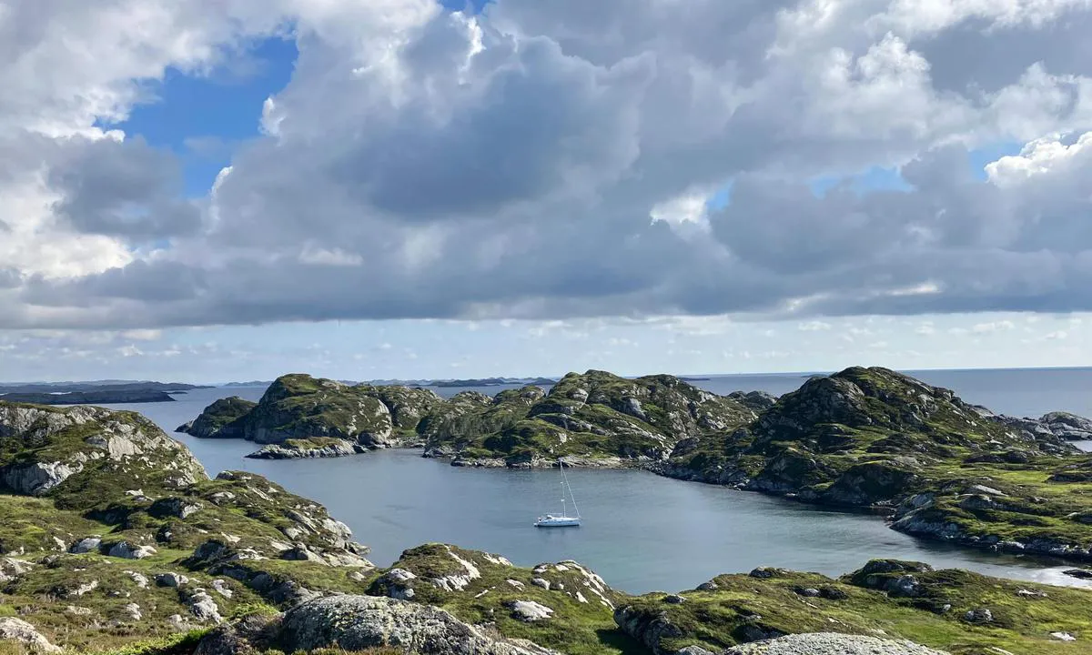 Nautøya: {"base": "no", "no": "Meget gode ankringsforhold", "se": "Mycket bra ankringsf\u00f6rh\u00e5llanden", "en": "Very good anchoring conditions", "da": "Meget gode ankerforhold"}