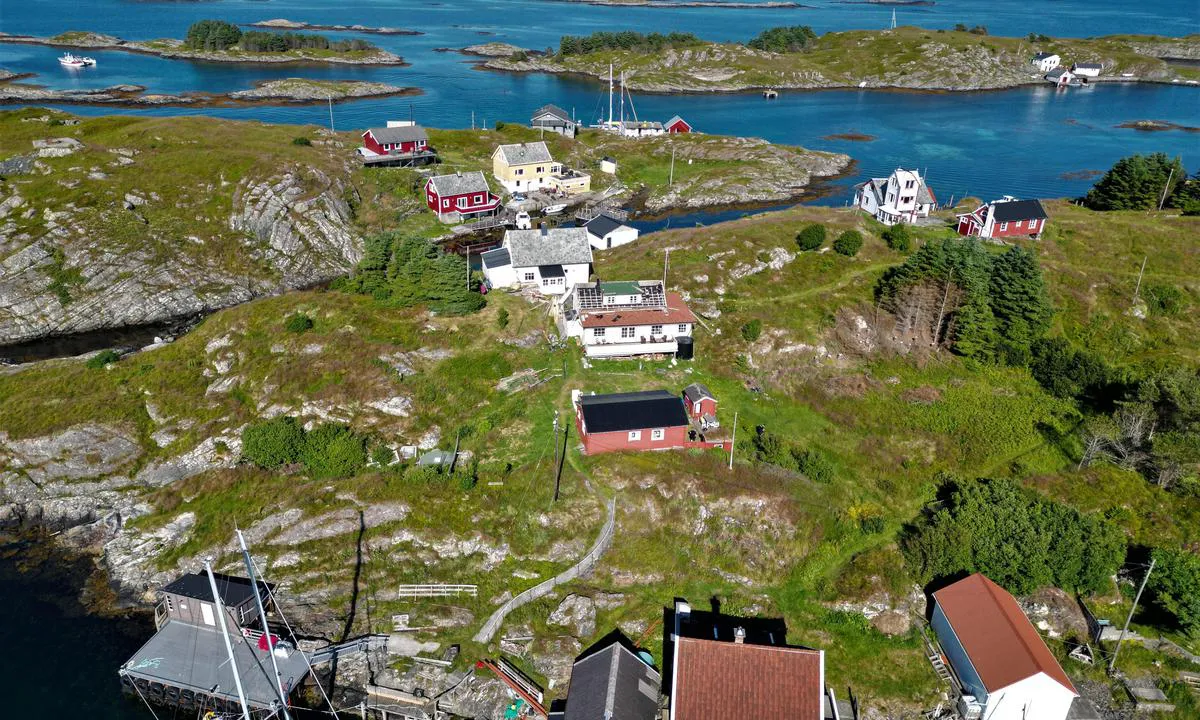 Nautøyna: {"base": "en", "no": "Ser \u00f8st", "se": "Ser \u00f6sterut", "en": "Looking east", "da": "Ser mod \u00f8st"}