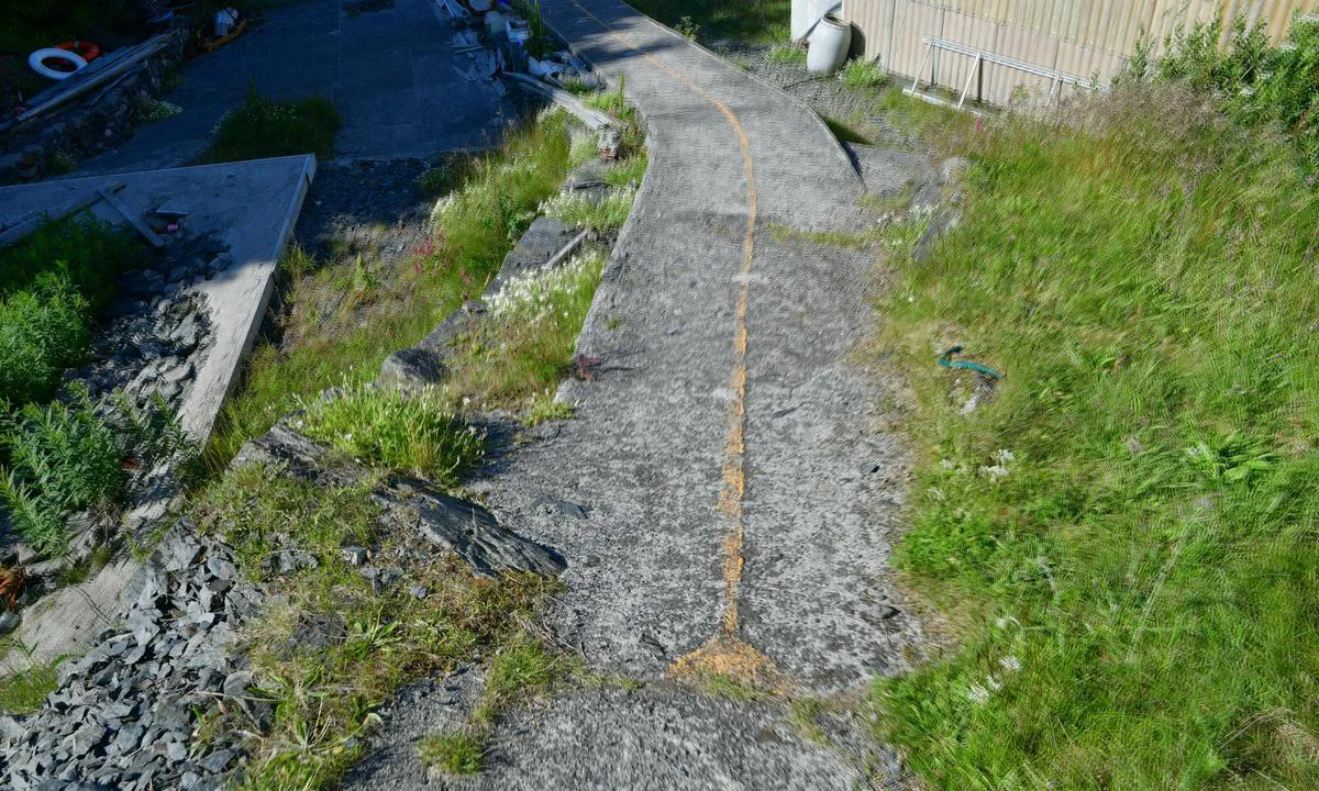 Nautøyna: {"base": "en", "no": "Naut\u00f8y har den eneste veien i kommunen med gul midtstripe, s\u00e5 langt.", "se": "Naut\u00f8y har den enda v\u00e4gen i kommunen med gul mittlinje, hittills.", "en": "Naut\u00f8y has the only road in municipality with yellow center strip,  so far.", "da": "Naut\u00f8y har den eneste vej i kommunen med gul midterstribe, indtil videre."}