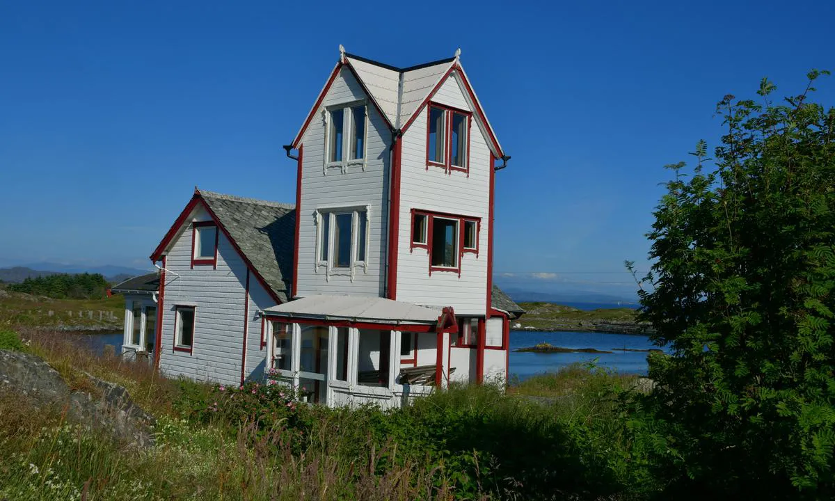 Nautøyna: {"base": "en", "no": "T\u00e5rnhus.", "se": "Tornhus.", "en": "Tower house.", "da": "T\u00e5rnhus."}
