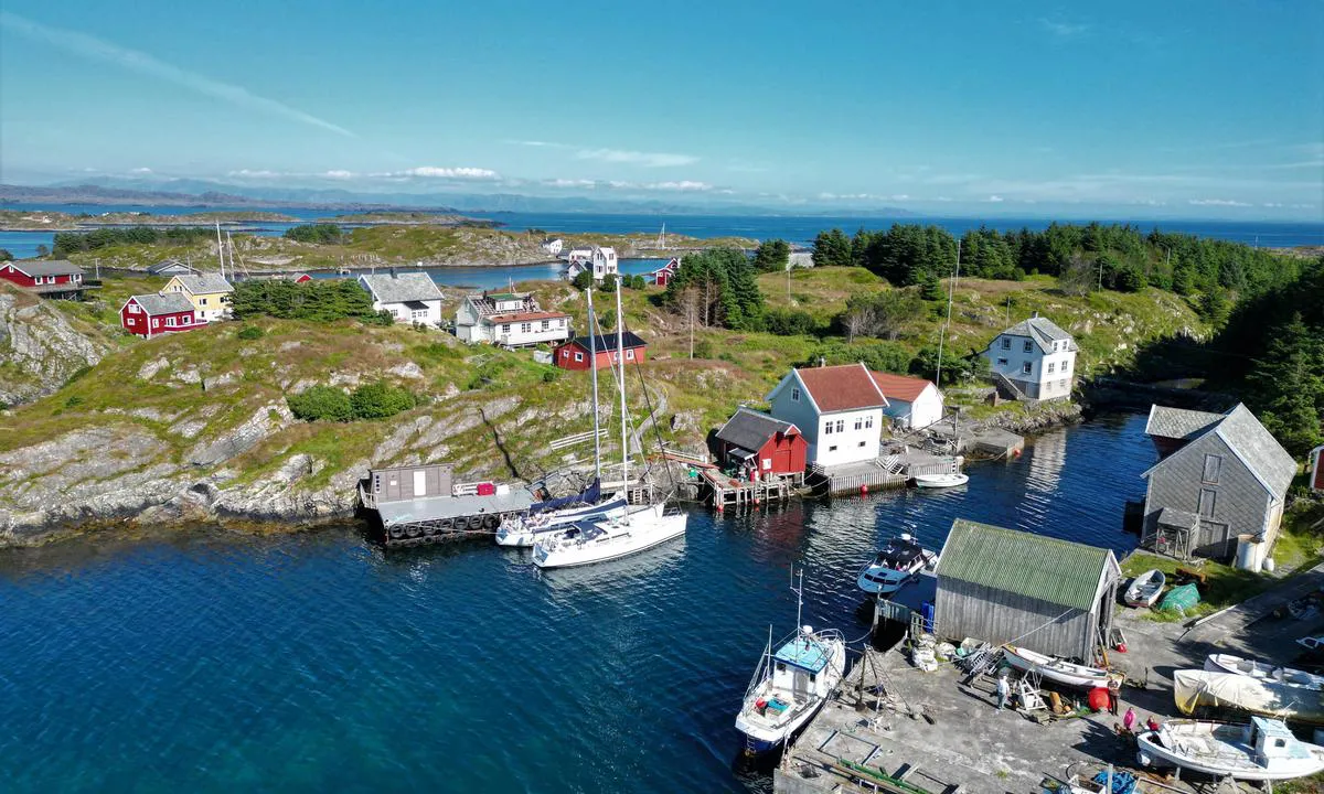 Nautøyna: {"base": "en", "no": "Naut\u00f8yna har en godt merket inngang. En offentlig brygge brukes til kommersiell trafikk og ambulanseb\u00e5t. Fort\u00f8y her som vist p\u00e5 bildet.", "se": "Naut\u00f8yna har en v\u00e4l markerad infart. En allm\u00e4n brygga anv\u00e4nds f\u00f6r kommersiell trafik och ambulansb\u00e5t. F\u00f6rt\u00f6j h\u00e4r som visas p\u00e5 bilden.", "en": "Naut\u00f8yna has a well marked entrance. A public jetty is used for comercial traffic and ambulance-boat.  Tie up here as seen on picture.", "da": "Naut\u00f8yna har en godt markeret indsejling. En offentlig kaj bruges til kommerciel trafik og ambulanceb\u00e5d. Fort\u00f8j her som vist p\u00e5 billedet."}