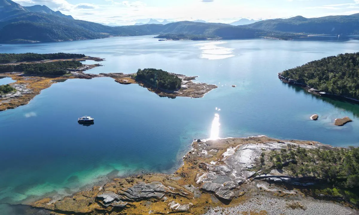 Naversvågen: Entry and deepest part (23 meters where the boat is)