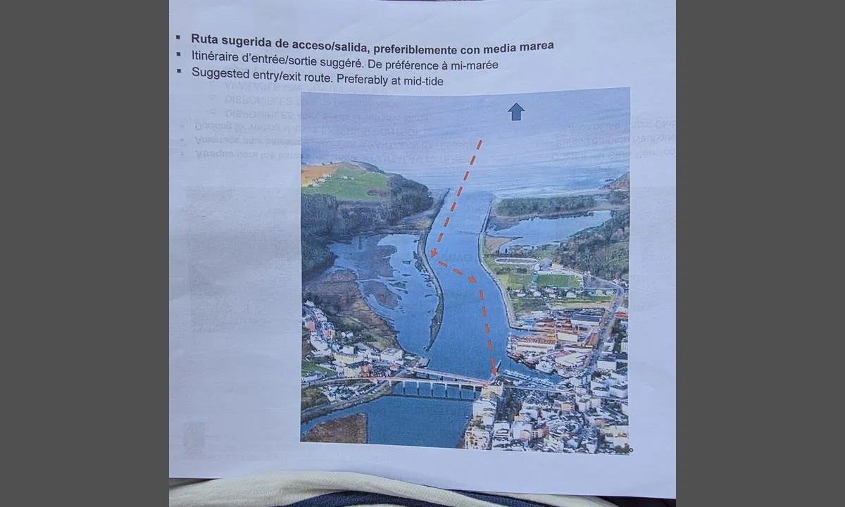 Navia: Vær forsiktig i innseilingen, spesielt ved lavvann. Sandbanker i elveløpet så følg anbefalt rute.