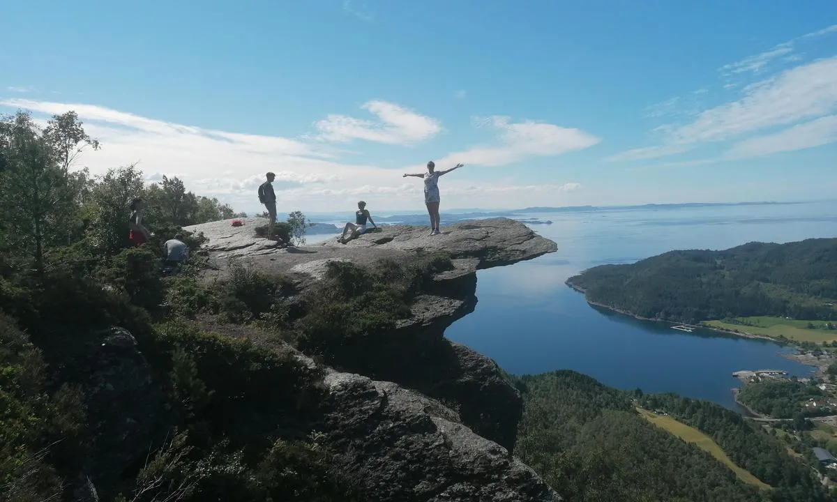 Nedstrand fjordmarina: {"base": "no", "no": "Ta fotturen opp p\u00e5 Himak\u00e5n\u00e5. Anbefales! (B\u00e5thavna synes til h\u00f8yre i bildet)", "se": "Ta vandringsturen upp till Himak\u00e5n\u00e5. Rekommenderas! (B\u00e5thamnen syns till h\u00f6ger i bilden)", "en": "Take the hike up to Himak\u00e5n\u00e5. Highly recommended! (The marina can be seen to the right in the picture)", "da": "Tag vandreturen op til Himak\u00e5n\u00e5. Anbefales! (B\u00e5dhavnen ses til h\u00f8jre i billedet)"}