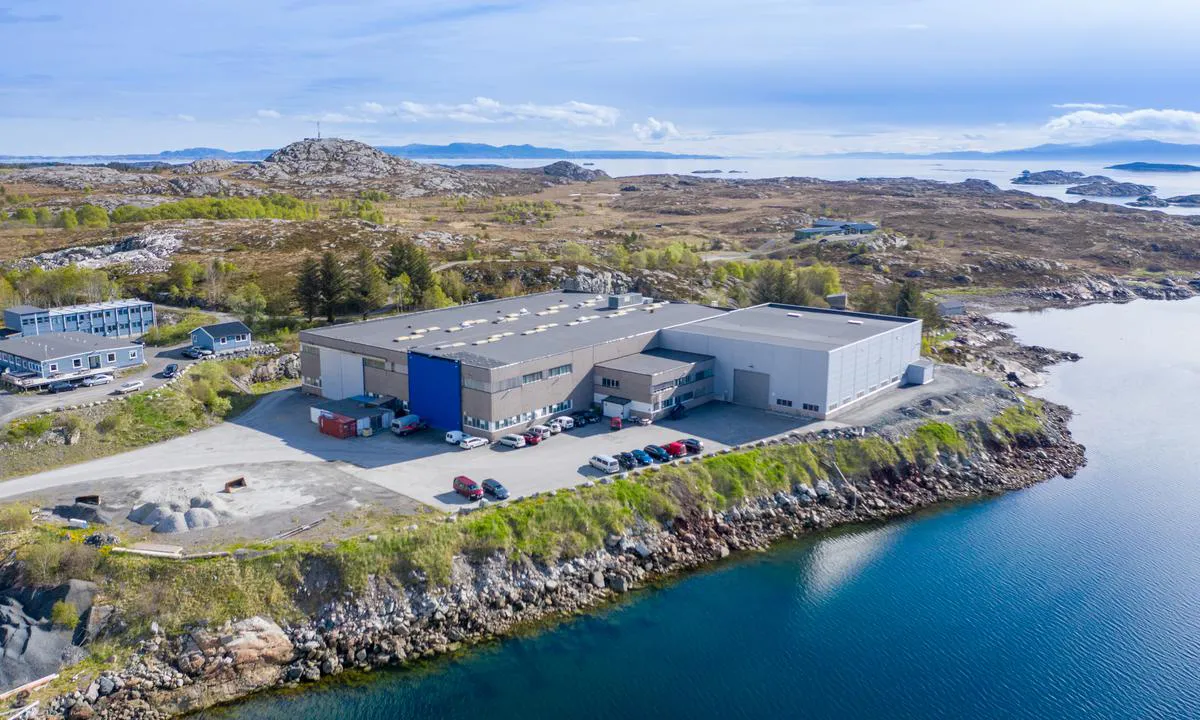 Nerdvika: {"base": "no", "no": "Skipsverftet Promek som ligger i Nelvika rett ved siden av en b\u00e5tslip, utrustningskai, dypvannskai og sm\u00e5b\u00e5thavn.", "se": "Skeppsvarvet Promek som ligger i Nelvika precis bredvid en b\u00e5tslip, utrustningskaj, djupvattenkaj och sm\u00e5b\u00e5tshamn.", "en": "The Promek Shipyard located in Nelvika right next to a boat slip, outfitting pier, deep-water quay, and marina.", "da": "Skibsv\u00e6rftet Promek som ligger i Nelvika lige ved siden af en b\u00e5dehal, udrustningskaj, dybvandskaj og sm\u00e5b\u00e5dehavn."}
