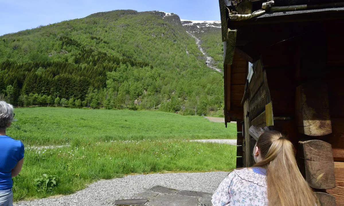 {"base": "no", "no": "Museet p\u00e5 Nese.  \"kikkert\" som viser kvar skredet starta", "se": "Museet p\u00e5 Nese. \"kikare\" som visar var raset startade", "en": "The Museum at Nese. \"telescope\" showing where the landslide started", "da": "Museet p\u00e5 N\u00e6s. \"kikkert\" som viser hvor skredet startede"}