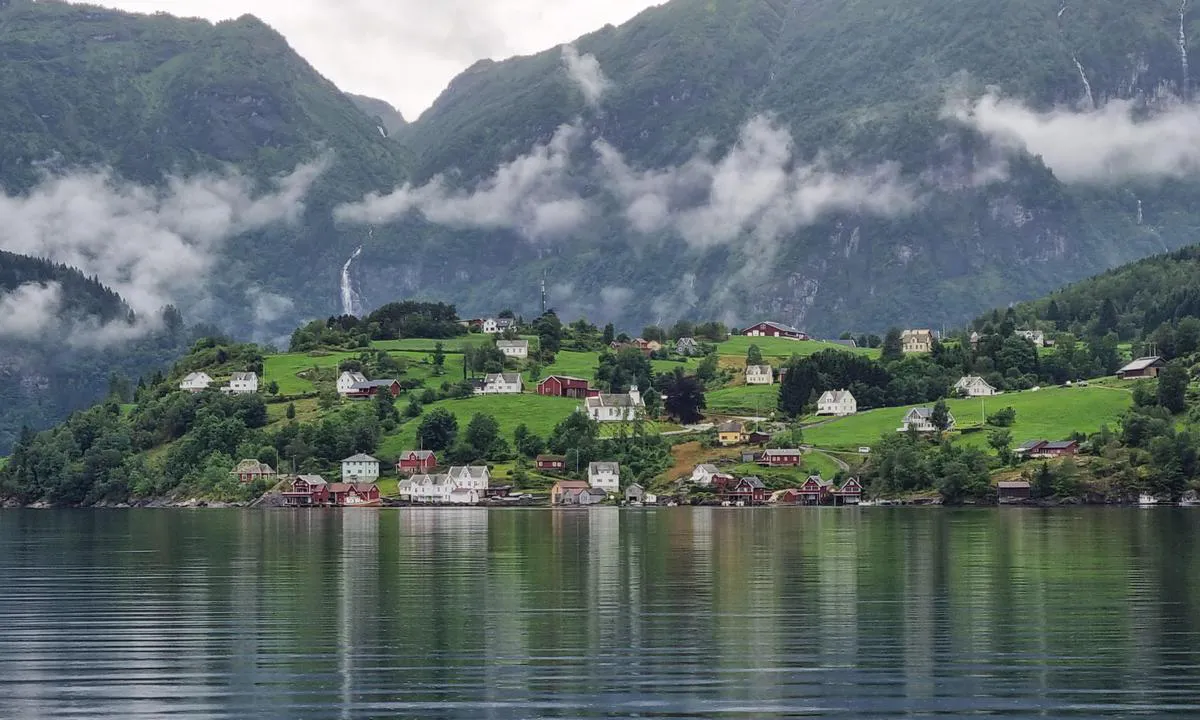 Nese: Dampskipsbryggen er foran det store hvite huset