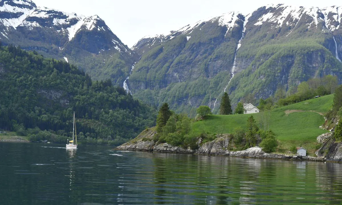 {"base": "no", "no": "Fra inseilingen mot Nese", "se": "Fr\u00e5n inseglingen mot Nese", "en": "From the approach towards Nese", "da": "Fra indsejlingen mod Nese"}