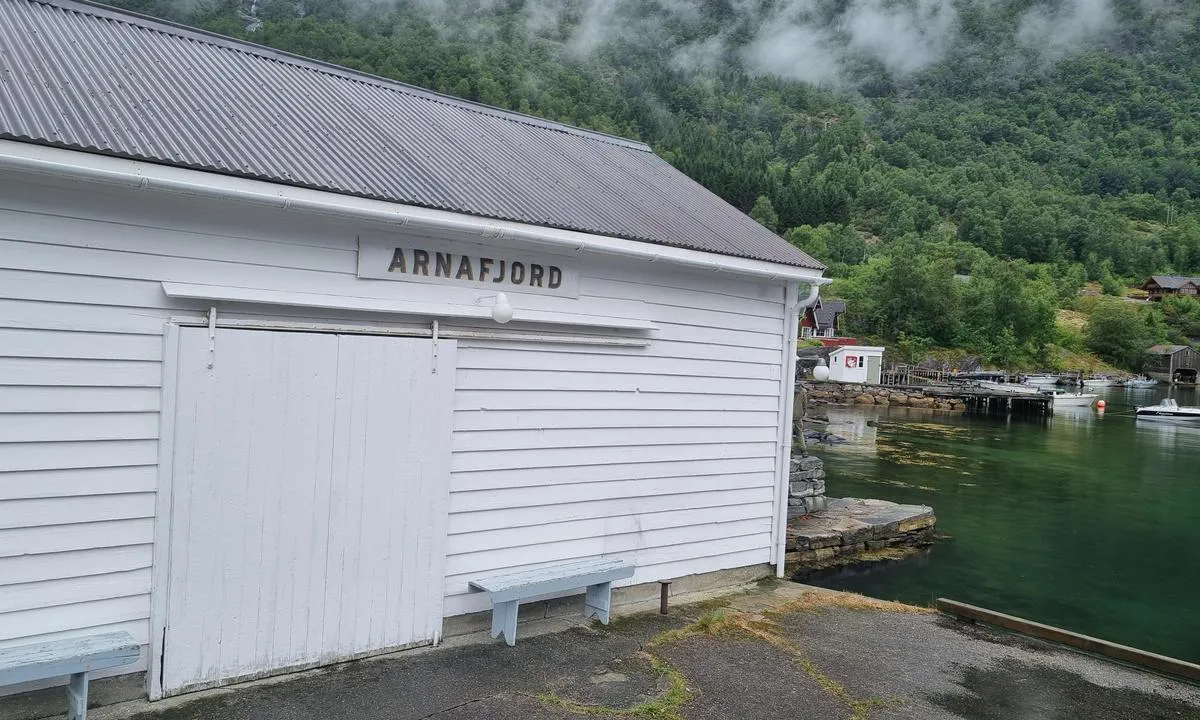 Nese: {"base": "no", "no": "Arnafjord stopp", "se": "Arnafjord stopp", "en": "Arnafjord stop", "da": "Arnafjord stop"}