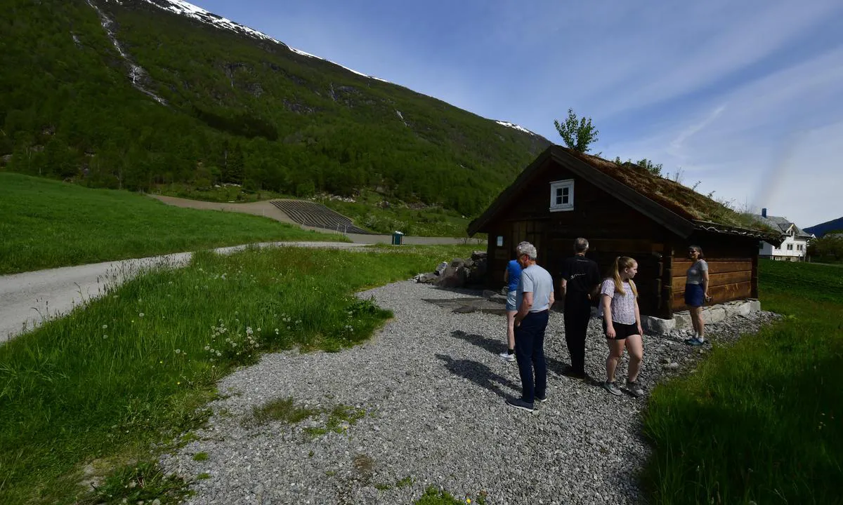 Nese: {"base": "no", "no": "Skredstova.", "se": "Skredstovan.", "en": "Skredstova.", "da": "Skr\u00e6dstue."}