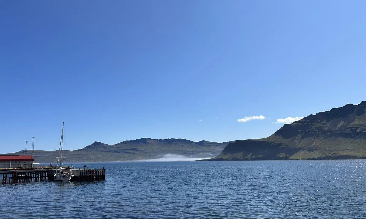 Neskaupstadur City Pontoon: {"base": "en", "no": "Utsikt mot s\u00f8r-\u00f8st, der du kommer fra fjordinnl\u00f8pet", "se": "Utsikt mot sydost, d\u00e4r du kommer fr\u00e5n fjordens inlopp", "en": "View towards south-east, where you come from the fjord entrance", "da": "Udsigt mod syd\u00f8st, hvor du kommer fra fjordindsejlingen", "fr": "Vue vers le sud-est, d'o\u00f9 vous venez de l'entr\u00e9e du fjord", "de": "Blick nach S\u00fcdosten, wo Sie vom Fjordeingang her kommen", "es": "Vista hacia el sureste, de donde se llega desde la entrada del fiordo", "it": "Vista verso sud-est, da dove si arriva dall'ingresso del fiordo", "pt": "Vista para sudeste, onde voc\u00ea vem da entrada do fiorde", "nl": "Uitzicht naar het zuidoosten, waar je vandaan komt bij de fjordingang", "pl": "Widok na po\u0142udniowy-wsch\u00f3d, sk\u0105d wp\u0142ywasz z wej\u015bcia do fiordu", "uk": "\u0412\u0438\u0434 \u043d\u0430 \u043f\u0456\u0432\u0434\u0435\u043d\u043d\u0438\u0439 \u0441\u0445\u0456\u0434, \u0437\u0432\u0456\u0434\u043a\u0438 \u0432\u0438 \u043f\u0440\u0438\u0445\u043e\u0434\u0438\u0442\u0435 \u0432\u0456\u0434 \u0432\u0445\u043e\u0434\u0443 \u0432 \u0444\u0456\u043e\u0440\u0434", "ro": "Vedere spre sud-est, de unde veni\u021bi din intrarea fiordului", "tr": "G\u00fcneydo\u011fuya bak\u0131\u015f, fiyort giri\u015finden geldi\u011finiz yer", "el": "\u0398\u03ad\u03b1 \u03c0\u03c1\u03bf\u03c2 \u03c4\u03b1 \u03bd\u03bf\u03c4\u03b9\u03bf\u03b1\u03bd\u03b1\u03c4\u03bf\u03bb\u03b9\u03ba\u03ac, \u03cc\u03c0\u03bf\u03c5 \u03ad\u03c1\u03c7\u03b5\u03c3\u03c4\u03b5 \u03b1\u03c0\u03cc \u03c4\u03b7\u03bd \u03b5\u03af\u03c3\u03bf\u03b4\u03bf \u03c4\u03bf\u03c5 \u03c6\u03b9\u03cc\u03c1\u03b4", "cs": "Pohled na jihov\u00fdchod, odkud p\u0159iplouv\u00e1te od vstupu do fjordu", "hu": "Kil\u00e1t\u00e1s d\u00e9lkeleti ir\u00e1nyba, ahonnan a fjord bej\u00e1rat\u00e1t\u00f3l \u00e9rkezik", "fi": "N\u00e4kym\u00e4 kaakkoon, josta saavut vuonon sis\u00e4\u00e4nk\u00e4ynnilt\u00e4", "bg": "\u0418\u0437\u0433\u043b\u0435\u0434 \u043a\u044a\u043c \u044e\u0433\u043e\u0438\u0437\u0442\u043e\u043a, \u043a\u044a\u0434\u0435\u0442\u043e \u0438\u0434\u0432\u0430\u0442\u0435 \u043e\u0442 \u0432\u0445\u043e\u0434\u0430 \u043d\u0430 \u0444\u0438\u043e\u0440\u0434\u0430", "sr": "Pogled prema jugoistoku, odakle dolazite s ulaza u fjord", "et": "Vaade kagusuunas, kust saabute fjordisuu sissep\u00e4\u00e4sust", "lv": "Skats uz dienvidaustrumiem, kur j\u016bs n\u0101kat no fjorda ieejas", "lt": "Vaizdas \u012f pietry\u010dius, kur j\u016bs atvykstate i\u0161 fjordo \u012f\u0117jimo"}