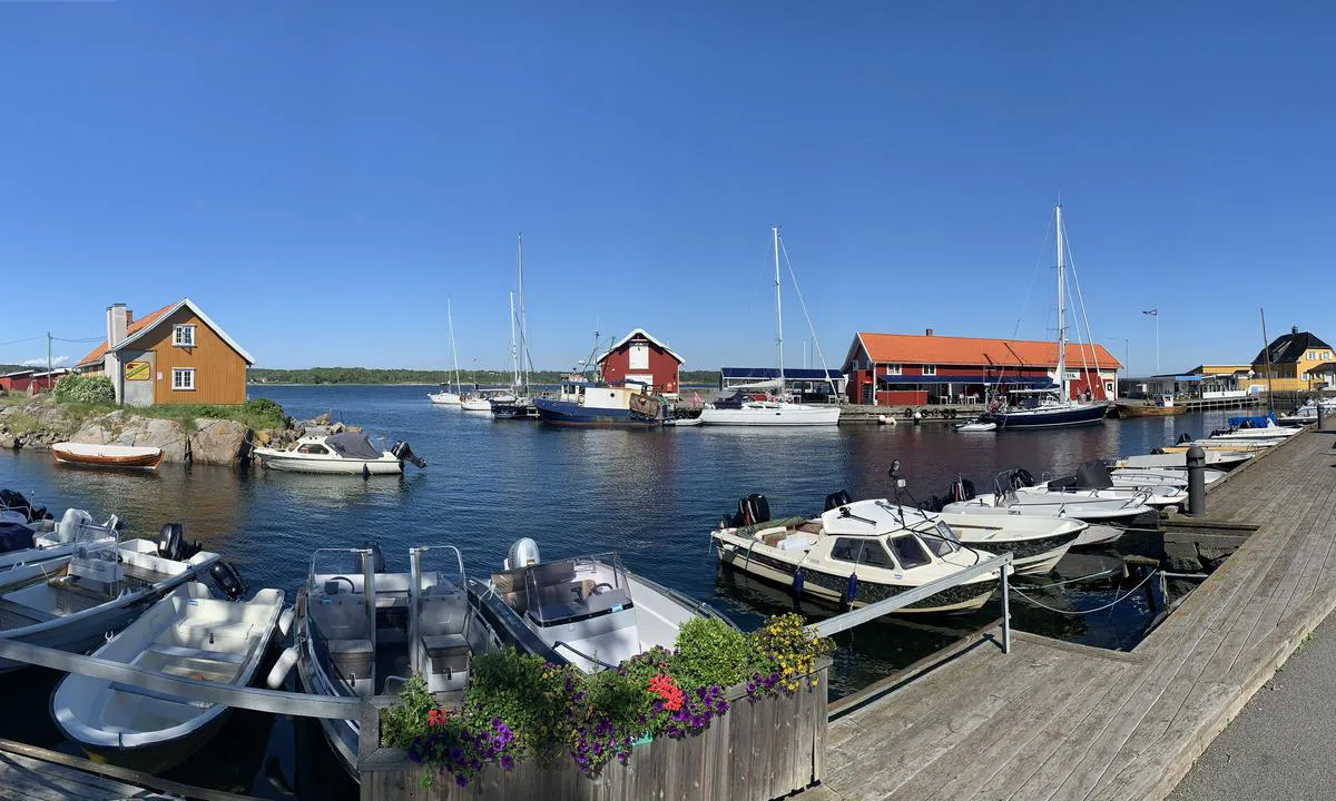 Nevlunghavn gjestehavn: Ytre havn (til venstre) og indre havn (til høyre).
