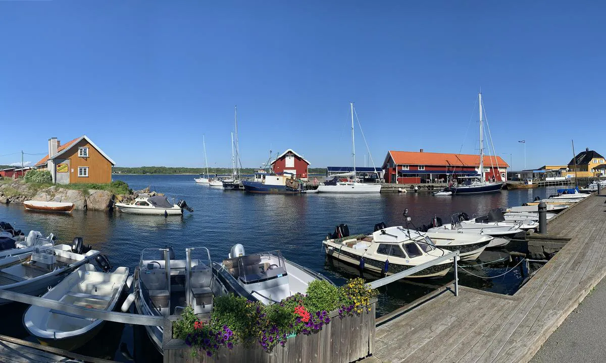 Nevlunghavn gjestehavn: {"base": "no", "no": "Ytre havn (til venstre) og indre havn (til h\u00f8yre).", "se": "Yttre hamn (till v\u00e4nster) och inre hamn (till h\u00f6ger).", "en": "Outer harbor (to the left) and inner harbor (to the right).", "da": "Ydre havn (til venstre) og indre havn (til h\u00f8jre)."}