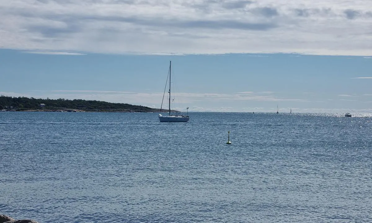 {"base": "no", "no": "P\u00e5 svai utenfor Nevlunghavn", "se": "P\u00e5 svaj utanf\u00f6r Nevlunghamn", "en": "At anchor off Nevlunghavn", "da": "P\u00e5 svaj uden for Nevlunghavn"}