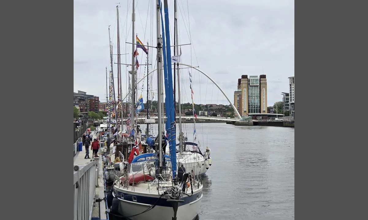 Newcastle City Marina: Flott beliggenhet med mange restauranter i det flotte gamle miljøet bygget opp under skipsbyggingsperioden.
Det er en TescoExpress dagligvare 10min til fots fra bryggen. 
Man bør passe på tidevannet slik at det er høyvann/lavvann når man ankommer. Det er sterk strøm i elven, så pass på å gå til bryggen for å fortøye mot det som er strømmen i øyeblikket. 
Det er også mye søppel/grener i elven, så pass på når du fortøyer at du ikke vil fungere som en oppsamlet mot brygga og at du unngår grener i propellen.

Man må også bestille broåpning av den hvite "buen"/"Milennial Bridge" i bakgrunnen fra havnevesenet.
Havnevesenet administrerer brygga og kan møte deg når det er mye strøm inn eller ut.