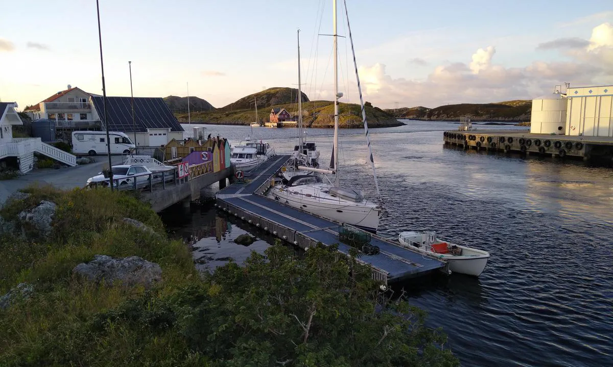 Nikøy - Bulandet: {"base": "no", "no": "Gjestebrygge med god dybde litt s\u00f8r for Butikk. Lun havn for nv, V, og sv vind", "se": "G\u00e4stbrygga med bra djup lite s\u00f6der om Butik. Lugn hamn f\u00f6r n, V, och sv vind", "en": "Guest dock with good depth a bit south of the Shop. Sheltered harbour for north-westerly, westerly, and south-westerly winds", "da": "G\u00e6stebro med god dybde lidt syd for Butik. Lun havn for nv, V, og sv vind"}