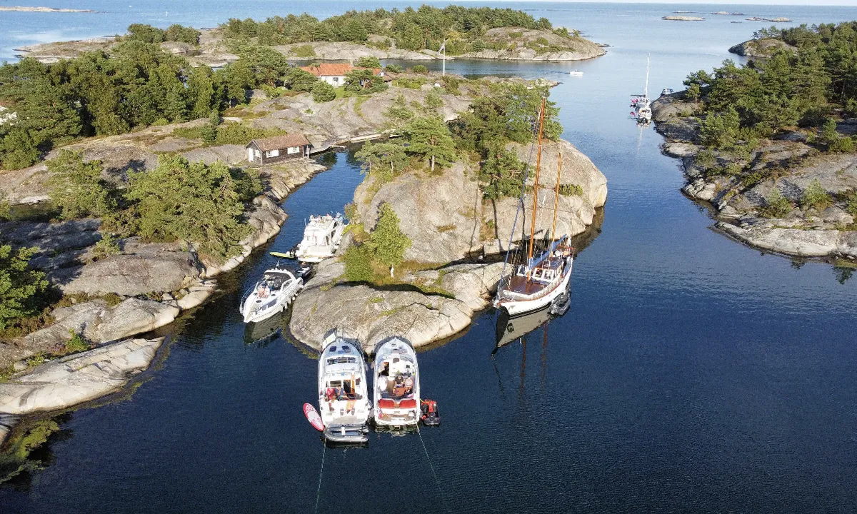 Nilen: {"base": "no", "no": "Mange flotte plasser her i omr\u00e5det!:-)\r\nDybden inn til pollen er p\u00e5 gode 3,7 meter.\r\nKiler i fjell flere plasser.", "se": "M\u00e5nga fina platser h\u00e4r i omr\u00e5det!:-)\nDjupet in till pollen \u00e4r goda 3,7 meter.\nKilsp\u00e5r i berget p\u00e5 flera st\u00e4llen.", "en": "Many great spots here in the area! :-)<br>The depth into the bay is a good 3.7 meters.<br>Slots in the rock at several places.", "da": "Mange flotte steder her i omr\u00e5det!:-)<br>Dybden ind til pollen er p\u00e5 gode 3,7 meter.<br>Kiler i klippe flere steder.", "fr": "Il y a beaucoup de beaux endroits dans cette r\u00e9gion !:-)<br>D'une profondeur digne de 3,7 m\u00e8tres pour entrer dans le port.<br>Coins dans la roche \u00e0 plusieurs endroits.", "de": "Viele tolle Pl\u00e4tze hier in der Gegend!:-)<br/>Die Tiefe zum Pollen betr\u00e4gt gute 3,7 Meter.<br/>Kiele im Felsen an mehreren Stellen.", "es": "\u00a1Muchas plazas magn\u00edficas en esta \u00e1rea!<br>La profundidad hacia el estanque es de buenos 3,7 metros.<br>Cu\u00f1as en la roca en varios lugares.", "it": "Molti bei posti qui nella zona!:-)<br>La profondit\u00e0 fino al molo \u00e8 di buoni 3,7 metri.<br>Fessure nella roccia in vari punti.", "pt": "Muitas \u00e1reas bonitas aqui na regi\u00e3o!:-)\nA profundidade para entrar no pol\u00e9n \u00e9 de bons 3,7 metros.\nGanchos na rocha em v\u00e1rios locais.", "nl": "Veel prachtige plekken hier in de omgeving!:-)<br>De diepte naar de kom is een goede 3,7 meter.<br>Kilhaken in de rotsen op meerdere plaatsen.", "pl": "Wiele wspania\u0142ych miejsc w tej okolicy!:-)<br/>G\u0142\u0119boko\u015b\u0107 do portu wynosi solidne 3,7 metra.<br/>Wy\u017c\u0142obienia w ska\u0142ach w wielu miejscach.", "uk": "\u0411\u0430\u0433\u0430\u0442\u043e \u0447\u0443\u0434\u043e\u0432\u0438\u0445 \u043c\u0456\u0441\u0446\u044c \u0442\u0443\u0442 \u0443 \u0446\u044c\u043e\u043c\u0443 \u0440\u0430\u0439\u043e\u043d\u0456!:-)<br>\u0413\u043b\u0438\u0431\u0438\u043d\u0430 \u0432\u0445\u043e\u0434\u0443 \u0434\u043e \u0437\u0430\u0442\u043e\u043a\u0438 \u0441\u0442\u0430\u043d\u043e\u0432\u0438\u0442\u044c \u0445\u043e\u0440\u043e\u0448\u0456 3,7 \u043c\u0435\u0442\u0440\u0430.<br>\u041a\u043b\u0438\u043d\u0446\u0456 \u0432 \u0441\u043a\u0435\u043b\u0456 \u0432 \u043a\u0456\u043b\u044c\u043a\u043e\u0445 \u043c\u0456\u0441\u0446\u044f\u0445.", "ro": "Multe locuri minunate aici \u00een zon\u0103!:-)<br />Ad\u00e2ncimea p\u00e2n\u0103 la \u201epollen\u201d este de aproximativ 3,7 metri.<br />Fenduri \u00een st\u00e2nc\u0103 \u00een mai multe locuri.", "tr": "Bu b\u00f6lgede bir\u00e7ok harika yer var!:-)<br>Dereye eri\u015fim derinli\u011fi 3,7 metredir.<br>Bir\u00e7ok yerde kayal\u0131klara yerle\u015ftirilmi\u015f m\u0131hlar bulunmaktad\u0131r.", "el": "\u03a0\u03bf\u03bb\u03bb\u03ac \u03c5\u03c0\u03ad\u03c1\u03bf\u03c7\u03b1 \u03bc\u03ad\u03c1\u03b7 \u03b5\u03b4\u03ce \u03c3\u03c4\u03b7\u03bd \u03c0\u03b5\u03c1\u03b9\u03bf\u03c7\u03ae!:-) <br> \u03a4\u03bf \u03b2\u03ac\u03b8\u03bf\u03c2 \u03bc\u03ad\u03c7\u03c1\u03b9 \u03c4\u03bf <em>pollen</em> \u03b5\u03af\u03bd\u03b1\u03b9 \u03ba\u03b1\u03bb\u03ac 3,7 \u03bc\u03ad\u03c4\u03c1\u03b1. <br> \u03a3\u03c7\u03b9\u03c3\u03bc\u03ad\u03c2 \u03c3\u03b5 \u03b2\u03c1\u03ac\u03c7\u03bf\u03c5\u03c2 \u03c3\u03b5 \u03b1\u03c1\u03ba\u03b5\u03c4\u03ac \u03c3\u03b7\u03bc\u03b5\u03af\u03b1.", "cs": "Mnoho skv\u011bl\u00fdch m\u00edst v t\u00e9to oblasti!:-)<br>D\u00e9lka hloubky do pollenu je dobr\u00fdch 3,7 metru.<br>\u017dlaby ve sk\u00e1le na n\u011bkolika m\u00edstech.", "hu": "Sok sz\u00e9p hely van itt a k\u00f6rny\u00e9ken!:-)<br />A Pollen fel\u00e9 halad\u00f3 m\u00e9lys\u00e9g 3,7 m\u00e9ter.<br />N\u00e9hol sziklacsapok tal\u00e1lhat\u00f3k.", "fi": "Monia upeita paikkoja t\u00e4ll\u00e4 alueella!:-)<br>Dyyden polleen on hyv\u00e4 3,7 metri\u00e4.<br>Kiiloja kalliolla useissa paikoissa.", "bg": "\u041c\u043d\u043e\u0433\u043e \u0445\u0443\u0431\u0430\u0432\u0438 \u043c\u0435\u0441\u0442\u0430 \u0442\u0443\u043a \u0432 \u0440\u0430\u0439\u043e\u043d\u0430!<br />\u0414\u044a\u043b\u0431\u043e\u0447\u0438\u043d\u0430\u0442\u0430 \u043a\u044a\u043c 'pollen' \u0435 \u0434\u043e\u0431\u0440\u0438 3,7 \u043c\u0435\u0442\u0440\u0430.<br />\u0418\u0437\u0440\u0435\u0437\u043a\u0438 \u0432 \u0441\u043a\u0430\u043b\u0438\u0442\u0435 \u043d\u0430 \u043d\u044f\u043a\u043e\u043b\u043a\u043e \u043c\u0435\u0441\u0442\u0430.", "sr": "Mnogo lepih mjesta ovde u okolini!:-)<br>Dubina do polena iznosi dobrih 3,7 metara.<br>\u0160krape na vi\u0161e mjesta.", "et": "Palju suurep\u00e4raseid kohti selles piirkonnas!<br />S\u00fcgavus sissep\u00e4\u00e4sul \u201epollen\u201d on 3,7 meetrit.<br />Kaljul\u00f5hed mitmes kohas.", "lv": "\u0160aj\u0101 apvid\u016b ir daudz skaistu vietu!:-)<br>Dzi\u013cums l\u012bdz ieplakai ir labie 3,7 metri.<br>Ir vair\u0101kas vietas ar iespraustiem \u0137\u012b\u013ciem klint\u012bs.", "lt": "Daug puiki\u0173 viet\u0173 \u0161iame rajone!:-)<br>Dumblys \u012fva\u017eiavime \u012f u\u017eut\u0117k\u012f yra 3,7 metro gylio.<br>Kelios juostos uolose."}