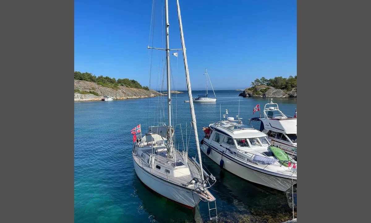 Nilen: {"base": "no", "no": "Fra Kalv\u00f8ya mot s\u00f8r\u00f8st. For \u00e5 komme inn med seilb\u00e5t m\u00e5 du seile inn i dette sundet.", "se": "Fr\u00e5n Kalv\u00f8ya mot sydost. F\u00f6r att komma in med segelb\u00e5t m\u00e5ste du segla in i detta sund.", "en": "From Kalv\u00f8ya towards the southeast. To enter with a sailboat, you must sail into this strait.", "da": "Fra Kalv\u00f8ya mod syd\u00f8st. For at komme ind med sejlb\u00e5d skal du sejle ind i dette sund."}