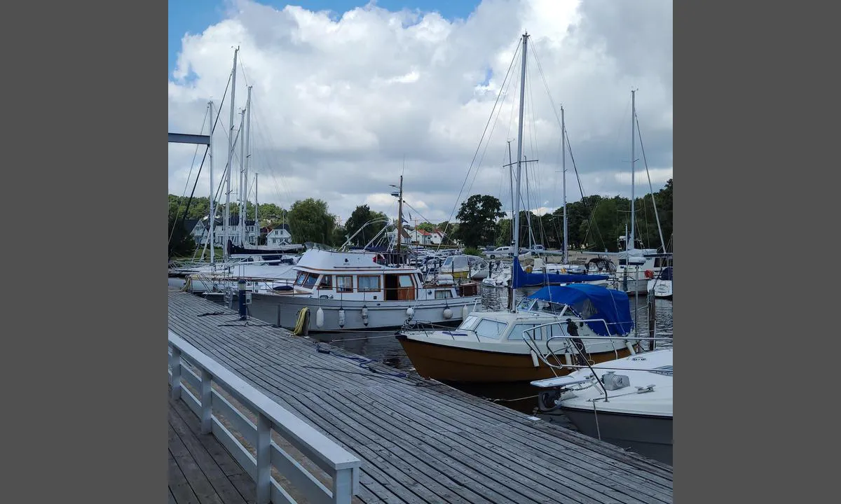 Nøkledypet - Kråkerøy Båtforening: {"base": "no", "no": "Gjestebrygge innsiden", "se": "G\u00e4stbrygga insidan", "en": "Guest pier inside", "da": "G\u00e6stebro indersiden"}