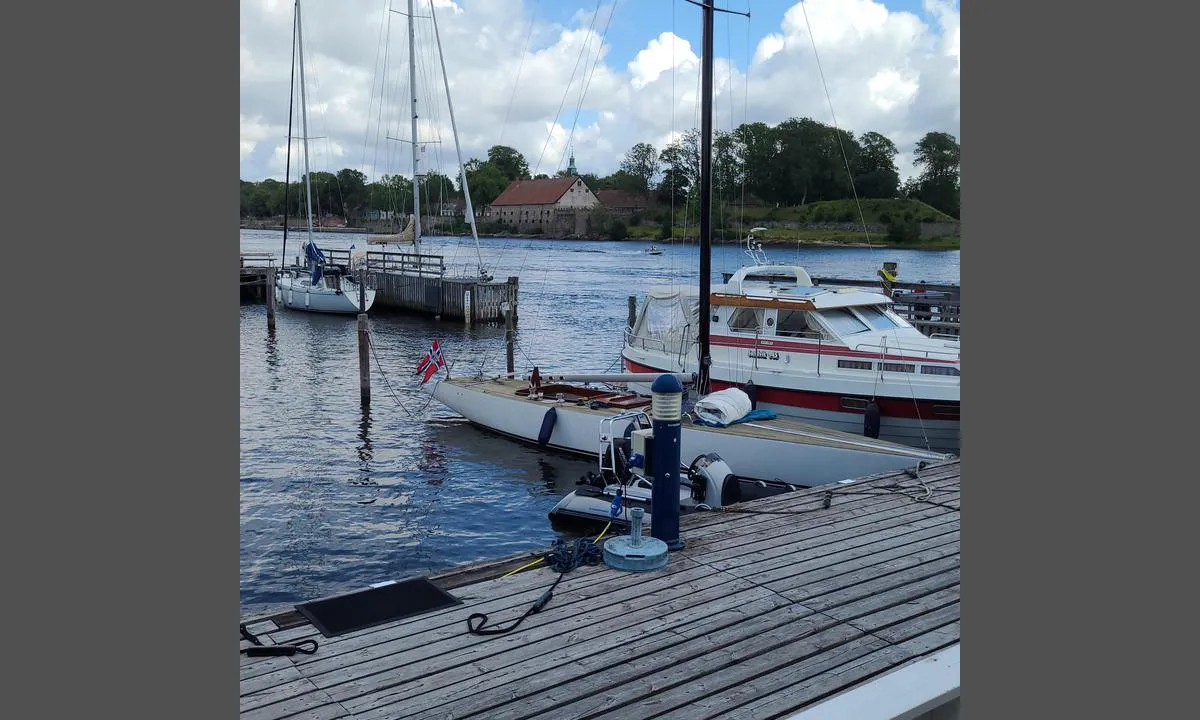 Nøkledypet - Kråkerøy Båtforening: {"base": "no", "no": "Gjestebrygge innl\u00f8p", "se": "G\u00e4stbrygga inlopp", "en": "Guest pier entrance", "da": "G\u00e6stebro indsejling"}