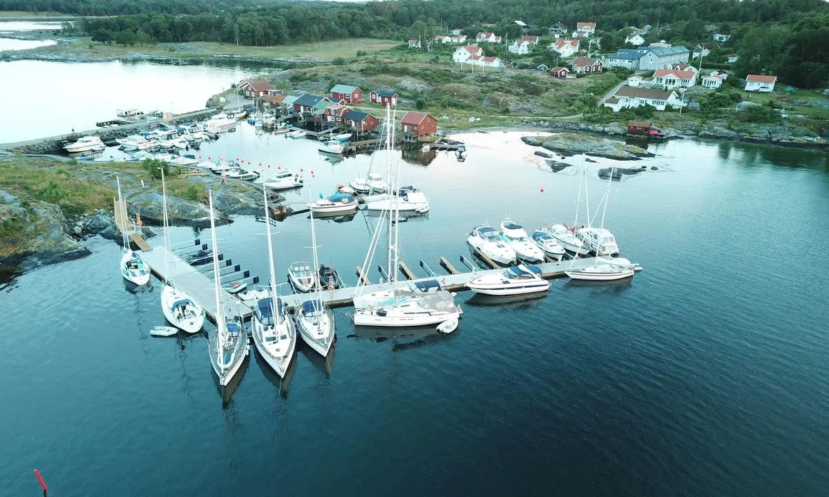 Nord-Koster Vättnet: {"base": "no", "no": "Gjestehavna.", "se": "G\u00e4sthamnen.", "en": "Guest harbor.", "da": "G\u00e6stehavnen."}