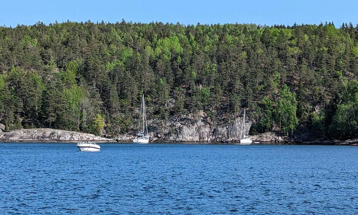 Nordbukta - Håøya: Båter observert på svai i sør østlige vindforhold.