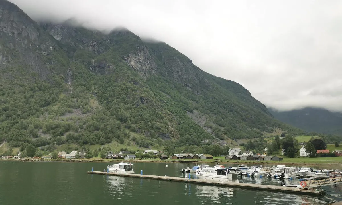Norddal: {"base": "no", "no": "Flott, lang flytebrygge med str\u00f8m og vann.", "se": "Fin, l\u00e5ng flytbrygga med el och vatten.", "en": "Great, long floating dock with power and water.", "da": "Flot, lang flydebro med str\u00f8m og vand."}