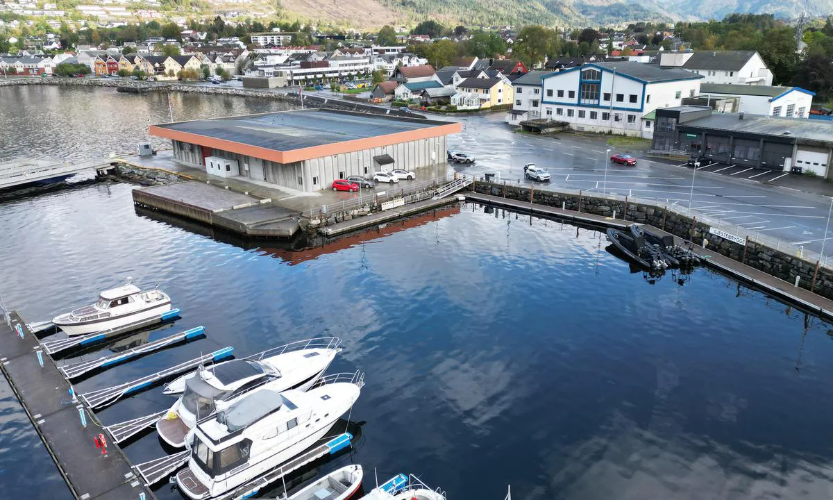 Nordfjordeid Gjestehamn: {"base": "no", "no": "Gjestehavn", "se": "G\u00e4sthamn", "en": "Guest Harbour", "da": "G\u00e6stehavn"}