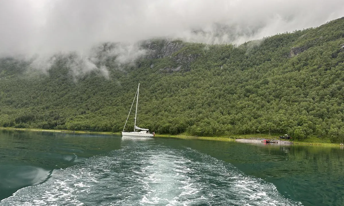Nordfjordvågen: {"base": "no", "no": "Utrolig flott ankringsplass!", "se": "Otroligt fin ankringsplats!", "en": "Incredibly beautiful anchorage!", "da": "Utrolig flot ankerplads!"}