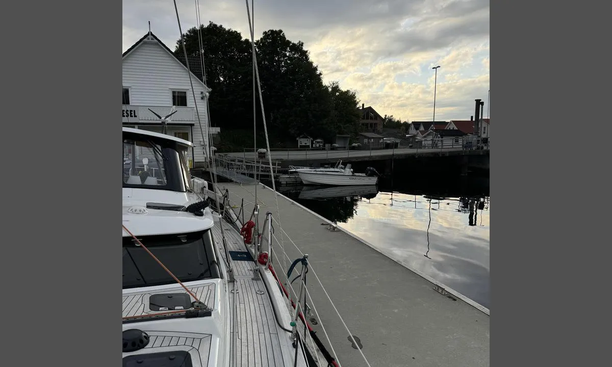Nordhuglo: {"base": "se", "no": "Fin og rolig liten havn. Litt st\u00f8y fra fergen, men ikke farlig.", "se": "Fin och lugn liten hamn. Lite oljud fr\u00e5n f\u00e4rjan men inte farligt.", "en": "Nice and calm little harbour. Some noise from the ferry but not too bad.", "da": "Fin og rolig lille havn. Lidt st\u00f8j fra f\u00e6rgen, men ikke farligt."}