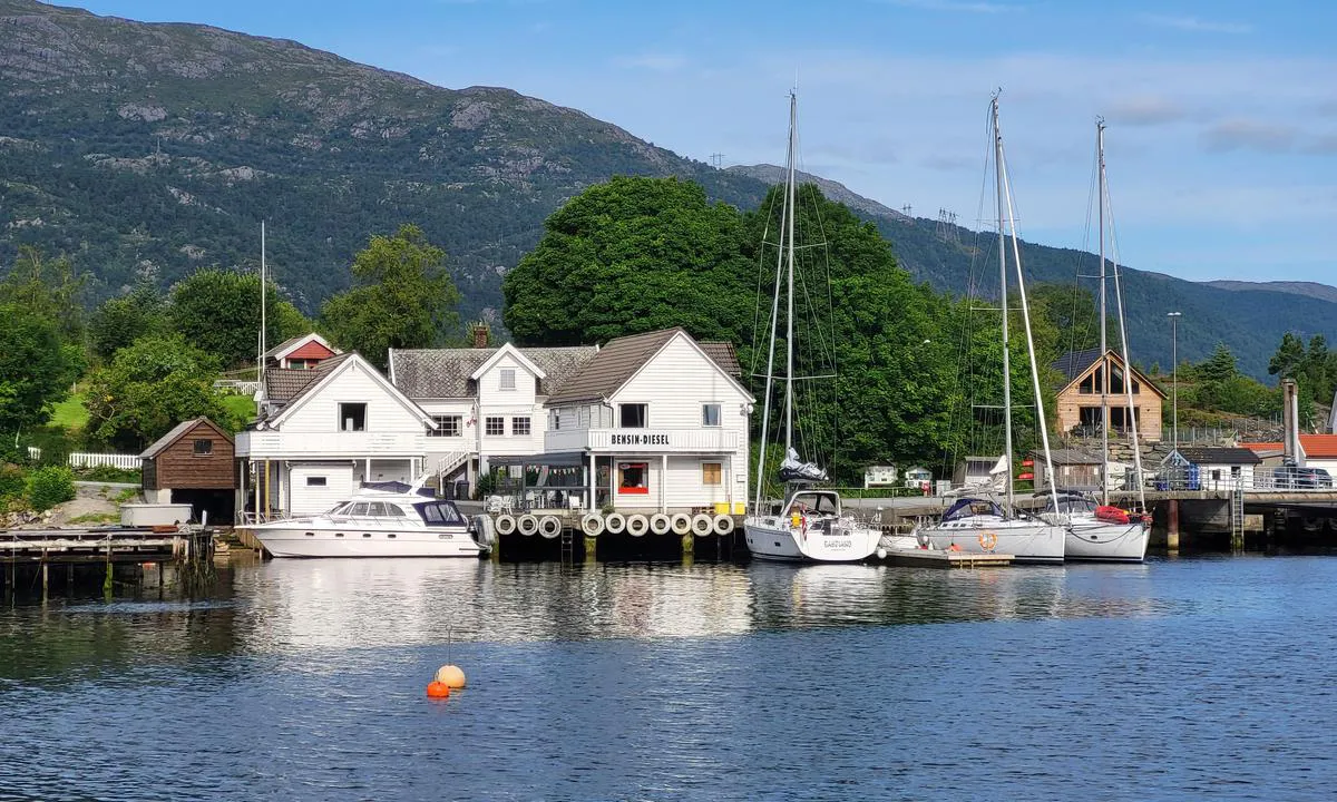 Nordhuglo: Stille og rolig havn. Når ferga kommer kan det bli veldig urolig sjø, lurt å fendre godt.