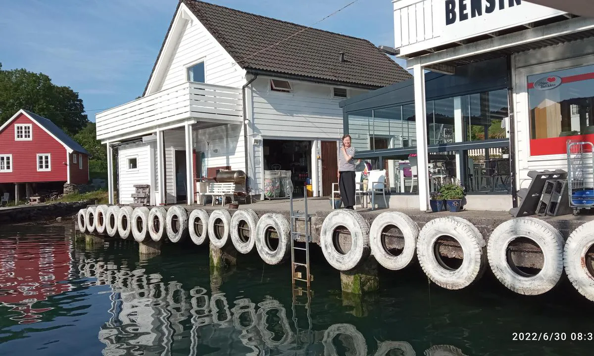 Nordhuglo: {"base": "en", "no": "Servicebygg og landsbybutikk.", "se": "Servicebyggnad och bybutik.", "en": "Service building and village shop.", "da": "Servicebygning og landsbybutik."}