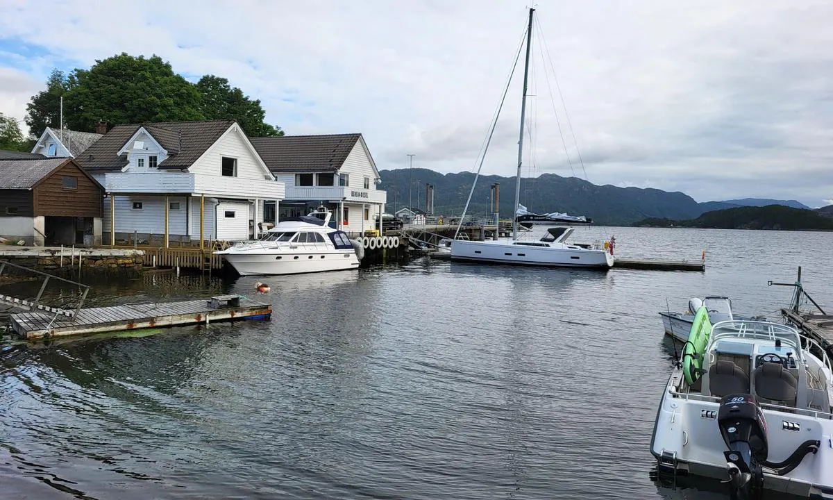 Nordhuglo: {"base": "no", "no": "God dybde for seilb\u00e5ter ved flytebryggen.", "se": "Bra djup f\u00f6r segelb\u00e5tar vid flytbryggan.", "en": "Good depth for sailboats at the floating dock.", "da": "God dybde for sejlb\u00e5de ved flydebroen."}