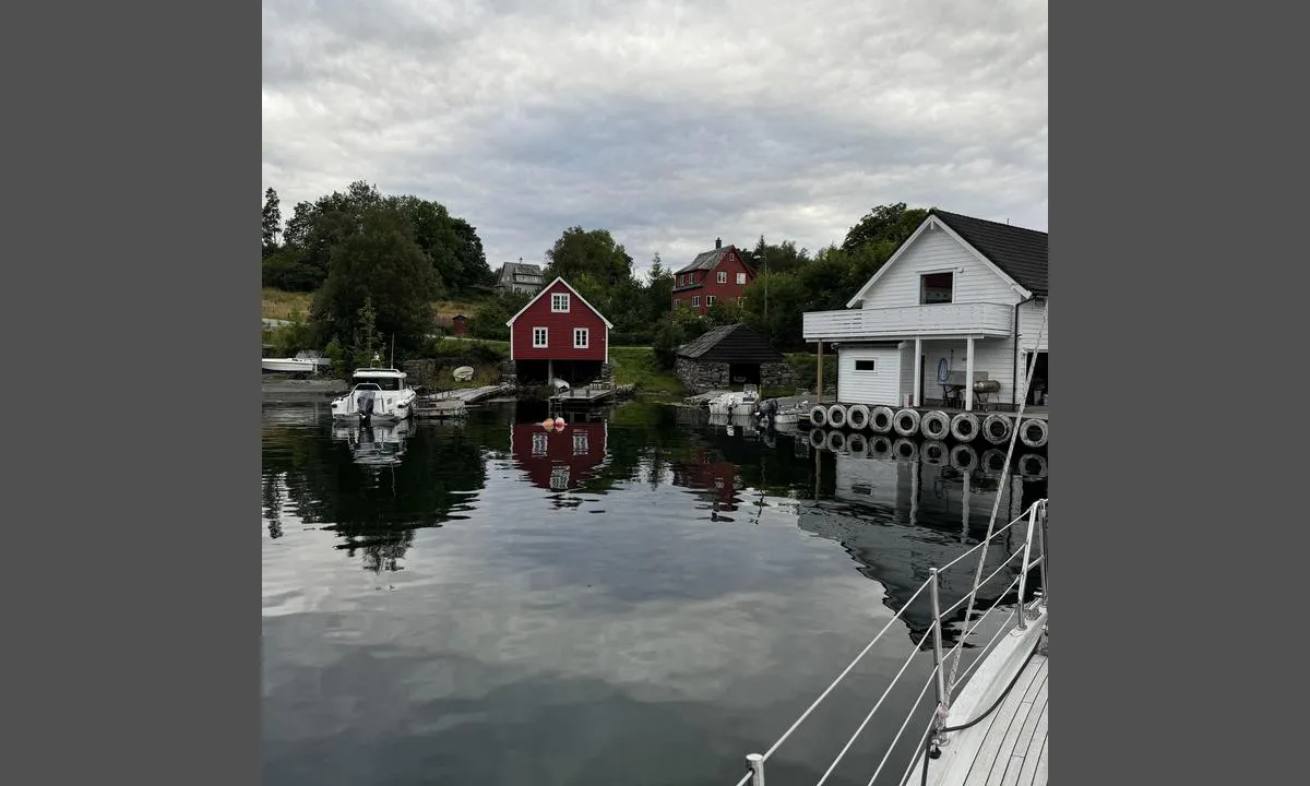 Nordhuglo: {"base": "se", "no": "Dagligvarebutikken hvor man finner det meste av det man trenger.", "se": "Livsmedelsbutiken d\u00e4r man hittar det mesta av vad man beh\u00f6ver.", "en": "The grocery store where you can find most of what you need.", "da": "F\u00f8devarebutikken, hvor man finder det meste af, hvad man beh\u00f8ver."}