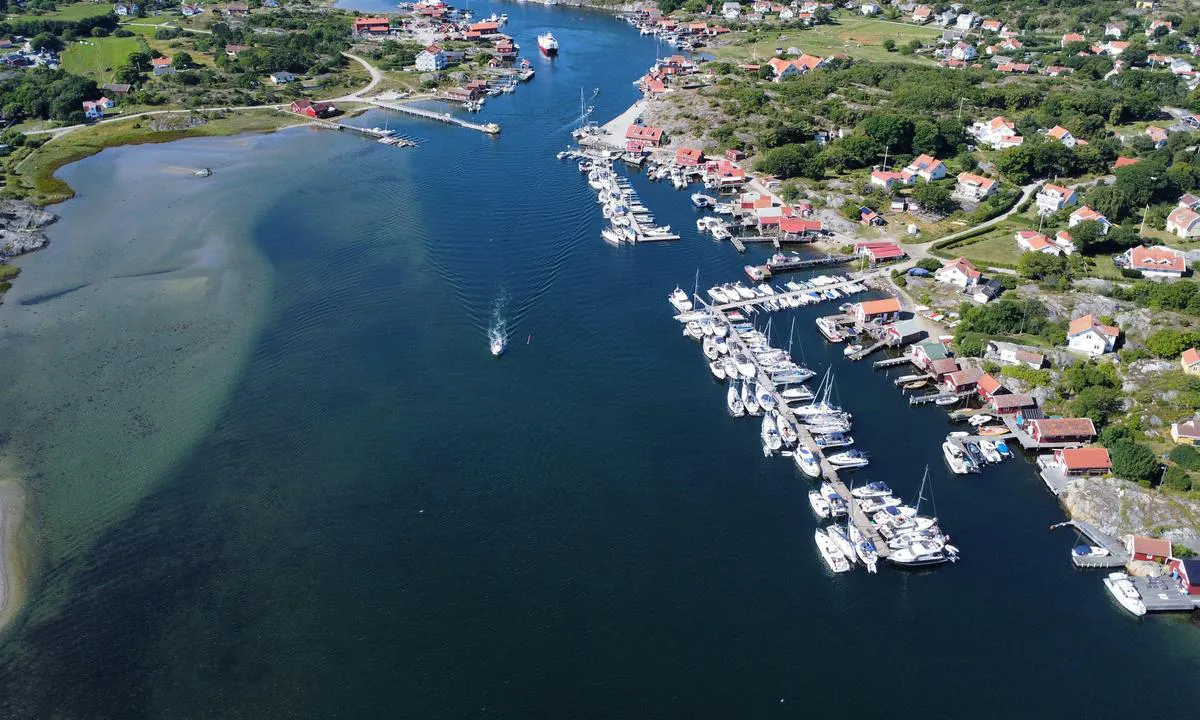 Nordkoster Bodpallen: You can enter Kostersund from the east and the west side. This shows the entrance from the east side. Bodplallen Marina is on the right (north) side of the channel, and Långegärde marina a bit further in on the left side.
