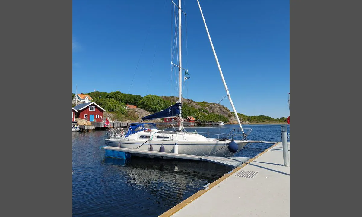 Nordkoster Bodpallen: {"base": "no", "no": "Ytterst p\u00e5 gjestebrygga. Longside p\u00e5 utsiden. 4 m dyp og god plass p\u00e5 innsiden ytterst der jeg l\u00e5. N\u00e6re til service og en veldig koselig kro. 1,5 km \u00e5 g\u00e5 til fantastisk badeplass m svaberg", "se": "Ytterst p\u00e5 g\u00e4stbryggan. L\u00e5ngsides p\u00e5 utsidan. 4 m djup och gott om plats p\u00e5 insidan ytterst d\u00e4r jag l\u00e5g. N\u00e4ra till service och en v\u00e4ldigt mysig krog. 1,5 km att g\u00e5 till fantastisk badplats med klippor.", "en": "Outermost on the guest dock. Longside on the outside. 4 meters deep and plenty of space on the inside where I stayed. Close to services and a very cozy tavern. 1.5 km walk to a fantastic swimming spot with rock slabs.", "da": "Yderst p\u00e5 g\u00e6stebroen. Langsides p\u00e5 ydersiden. 4 m dybt og god plads p\u00e5 indersiden yderst, hvor jeg l\u00e5. N\u00e6r til service og en meget hyggelig kro. 1,5 km at g\u00e5 til fantastisk badeplads med klipper."}