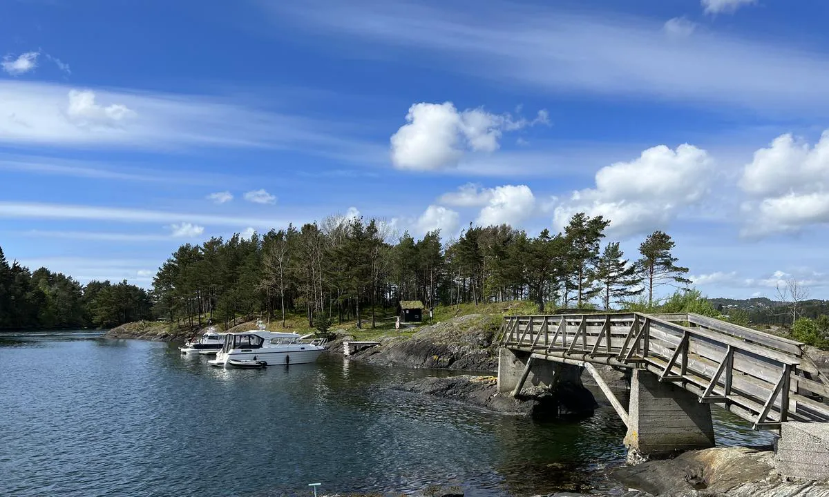 Nordåsvannet Marmorøyene: Ilandstigningsbrygge og småbåtbrygge på østsiden. Gangbroer mellom øyene.