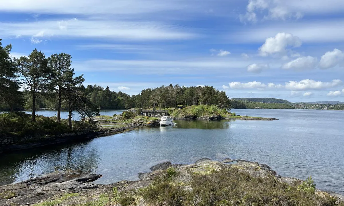 Nordåsvannet Marmorøyene: {"base": "no", "no": "Bolter i fjellet for dregg fort\u00f8yning og noen steder longside mot fjellet.", "se": "Bultar i berget f\u00f6r ankardragning och p\u00e5 vissa st\u00e4llen l\u00e4ngs sidan mot berget.", "en": "Bolts in the rock for anchor mooring and in some places alongside the rock.", "da": "Bolte i klippen til ankring med h\u00e6kanker og nogle steder langside mod klippen."}