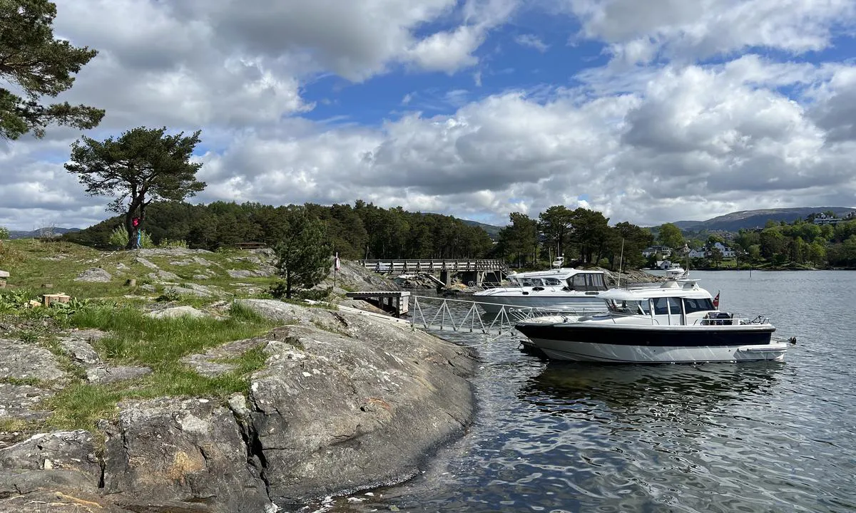 Nordåsvannet Marmorøyene: {"base": "no", "no": "Sm\u00e5b\u00e5t brygge og ilandstigningsbrygge p\u00e5 \u00f8stsiden.", "se": "Sm\u00e5b\u00e5tsbrygga och landstigningsbrygga p\u00e5 \u00f6stsidan.", "en": "Small boat dock and landing quay on the east side.", "da": "Lilleb\u00e5dsbro og landgangsbro p\u00e5 \u00f8stsiden."}