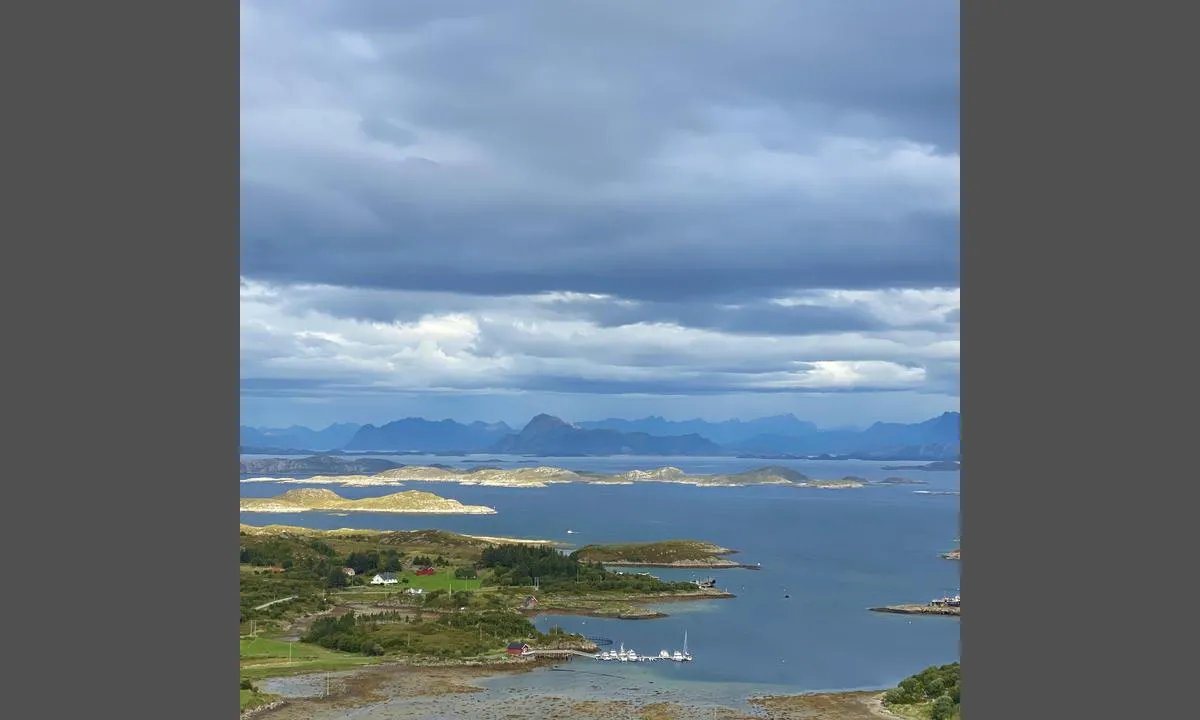 Nordnesøy: {"base": "no", "no": "Utsikt mot havna fra turen opp Nordfjellet", "se": "Utsikt mot hamnen fr\u00e5n turen upp Nordfjellet", "en": "View of the harbor from the hike up Nordfjellet", "da": "Udsigt mod havnen fra turen op Nordfjellet", "fr": "Vue sur le port depuis la randonn\u00e9e vers le Nordfjellet", "de": "Blick auf den Hafen von der Wanderung auf den Nordfjellet", "es": "Vista del puerto desde el paseo por el Monte Norte", "it": "Vista del porto dal sentiero verso il Nordfjellet", "pt": "Vista do porto da caminhada at\u00e9 Nordfjellet", "nl": "Uitzicht op de haven vanaf de tocht naar de top van de Nordfjellet", "pl": "Widok na port z wycieczki na Nordfjellet", "uk": "\u0412\u0438\u0434 \u043d\u0430 \u0433\u0430\u0432\u0430\u043d\u044c \u0437 \u043f\u0456\u0448\u043e\u0445\u0456\u0434\u043d\u043e\u0433\u043e \u043c\u0430\u0440\u0448\u0440\u0443\u0442\u0443 \u043d\u0430 \u041d\u043e\u0440\u0434\u0444'\u0454\u043b\u043b\u0435\u0442\u0456", "ro": "Priveli\u0219te c\u0103tre port de la drumul urc\u00e2nd Nordfjellet", "tr": "Kuzey Da\u011f\u0131'na \u00e7\u0131kan yolda liman manzaras\u0131", "el": "\u0398\u03ad\u03b1 \u03c0\u03c1\u03bf\u03c2 \u03c4\u03bf \u03bb\u03b9\u03bc\u03ac\u03bd\u03b9 \u03b1\u03c0\u03cc \u03c4\u03b7\u03bd \u03b1\u03bd\u03ac\u03b2\u03b1\u03c3\u03b7 \u03c3\u03c4\u03bf Nordfjellet", "cs": "V\u00fdhled na p\u0159\u00edstav z v\u00fdletu na Nordfjellet", "hu": "Kil\u00e1t\u00e1s a kik\u00f6t\u0151re az \u00c9szaki-hegy fel\u00e9 tett kir\u00e1ndul\u00e1sr\u00f3l", "fi": "N\u00e4kym\u00e4 venesatamaan matkalta yl\u00f6s Nordfjellet-vuorelle", "bg": "\u0418\u0437\u0433\u043b\u0435\u0434 \u043a\u044a\u043c \u043f\u0440\u0438\u0441\u0442\u0430\u043d\u0438\u0449\u0435\u0442\u043e \u043e\u0442 \u0440\u0430\u0437\u0445\u043e\u0434\u043a\u0430\u0442\u0430 \u043d\u0430\u0433\u043e\u0440\u0435 \u043f\u043e \u0421\u0435\u0432\u0435\u0440\u043d\u0430\u0442\u0430 \u043f\u043b\u0430\u043d\u0438\u043d\u0430", "sr": "\u041f\u043e\u0433\u043b\u0435\u0434 \u043d\u0430 \u043b\u0443\u043a\u0443 \u0441\u0430 \u0438\u0437\u043b\u0430\u0441\u043a\u0430 \u043d\u0430 \u041d\u043e\u0440\u0434\u0444\u0458\u0435\u043b\u0435\u0442", "et": "Vaade sadamale p\u00f5hjam\u00e4ele mineku teel", "lv": "Skats uz ostu no pastaigas l\u012bdz Nordfjelleta virsotnei", "lt": "Vaizdas \u012f uost\u0105 nuo kelio \u012f \u0161iaur\u0117s kaln\u0105"}