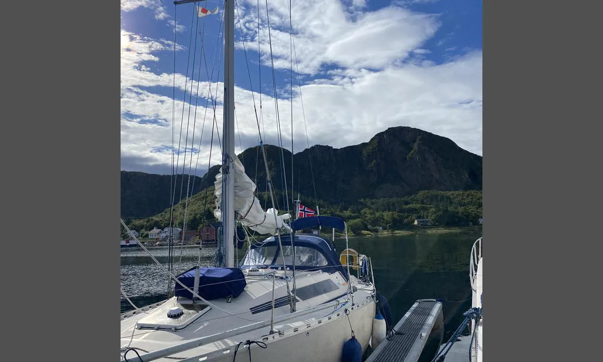 Nordnesøy: {"base": "no", "no": "Gjesteplass ytterst p\u00e5 brygga", "se": "G\u00e4stplats ytterst p\u00e5 bryggan", "en": "Guest berth at the outermost part of the pier", "da": "G\u00e6steplads yderst p\u00e5 broen", "fr": "Place d'amarrage pour visiteurs \u00e0 l'extr\u00e9mit\u00e9 du quai", "de": "G\u00e4steplatz ganz au\u00dfen am Steg", "es": "Espacio para visitantes en el extremo del muelle", "it": "Posto per ospiti all'estremit\u00e0 del molo", "pt": "Lugar de visitante no extremo do cais", "nl": "Gastenplaats aan de buitenkant van de steiger", "pl": "Miejsce dla go\u015bci na zewn\u0119trznej cz\u0119\u015bci nabrze\u017ca", "uk": "\u0413\u043e\u0441\u0442\u044c\u043e\u0432\u0435 \u043c\u0456\u0441\u0446\u0435 \u043d\u0430 \u0437\u043e\u0432\u043d\u0456\u0448\u043d\u0456\u0439 \u0447\u0430\u0441\u0442\u0438\u043d\u0456 \u043f\u0440\u0438\u0447\u0430\u043b\u0443", "ro": "Loc pentru oaspe\u021bi la cap\u0103tul debarcaderului", "tr": "\u0130skelenin en u\u00e7 noktas\u0131nda konuk yeri", "el": "\u0398\u03ad\u03c3\u03b7 \u03b3\u03b9\u03b1 \u03b5\u03c0\u03b9\u03c3\u03ba\u03ad\u03c0\u03c4\u03b5\u03c2 \u03c3\u03c4\u03bf \u03ac\u03ba\u03c1\u03bf \u03c4\u03bf\u03c5 \u03bc\u03cc\u03bb\u03bf\u03c5", "cs": "M\u00edsto pro hosty na konci mola", "hu": "Vend\u00e9ghely k\u00f6zvetlen\u00fcl a m\u00f3l\u00f3n", "fi": "Vieraspaikka laiturin ulkop\u00e4\u00e4ss\u00e4", "bg": "\u041c\u044f\u0441\u0442\u043e \u0437\u0430 \u0433\u043e\u0441\u0442\u0438 \u0432 \u043a\u0440\u0430\u044f \u043d\u0430 \u043a\u0435\u044f", "sr": "\u041f\u0440\u043e\u0441\u0442\u043e\u0440 \u0437\u0430 \u0433\u043e\u0441\u0442\u0435 \u043d\u0430 \u043a\u0440\u0430\u0458\u0443 \u043f\u0440\u0438\u0441\u0442\u0430\u043d\u0438\u0448\u0442\u0430", "et": "K\u00fclalisplats kai \u00e4\u00e4res", "lv": "Viesu vieta piest\u0101tnes \u0101r\u0113j\u0101 da\u013c\u0101", "lt": "Sve\u010dio vieta prieplaukos gale"}