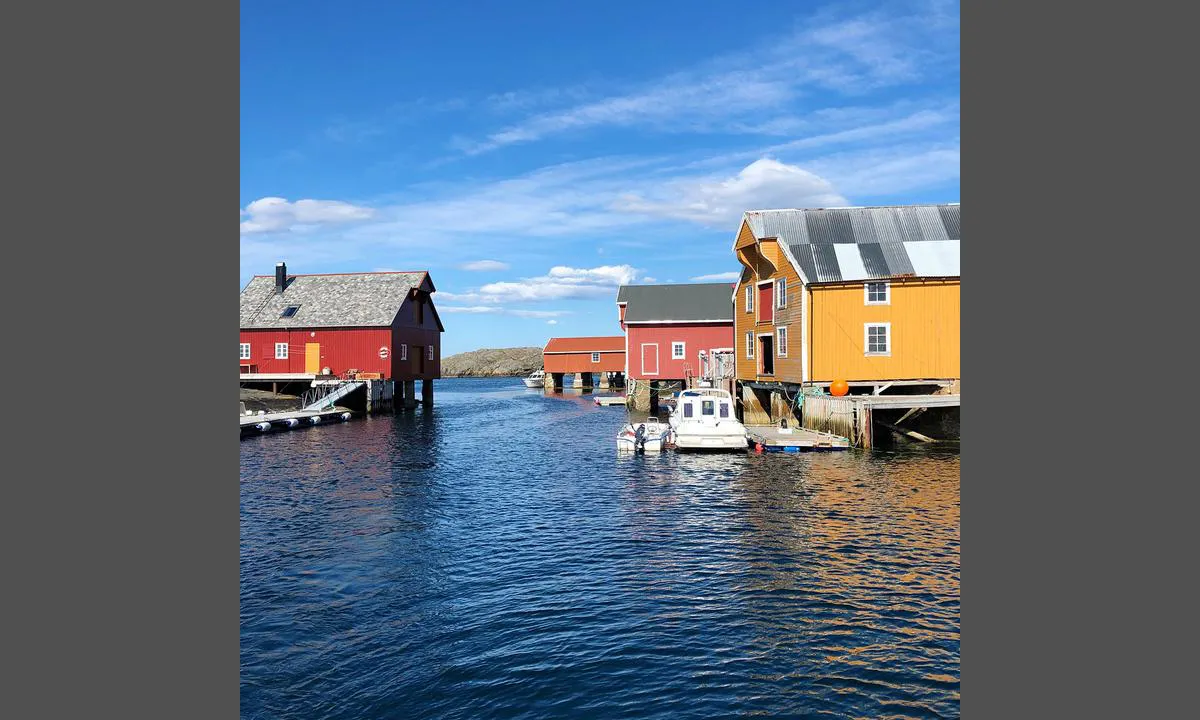 {"base": "no", "no": "Bryggene p\u00e5 Nordre Bj\u00f8rnsund er fortsatt i bruk, selv om den merkantile driften i liten grad er til stede.", "se": "Bryggorna p\u00e5 Norra Bj\u00f6rnsund \u00e4r fortfarande i bruk, \u00e4ven om den merkantila driften i liten utstr\u00e4ckning \u00e4r n\u00e4rvarande.", "en": "The piers at Nordre Bj\u00f8rnsund are still in use, even though commercial operations are largely absent.", "da": "Broerne p\u00e5 Nordre Bj\u00f8rnsund er stadig i brug, selv om den merkantile drift i mindre grad er til stede."}