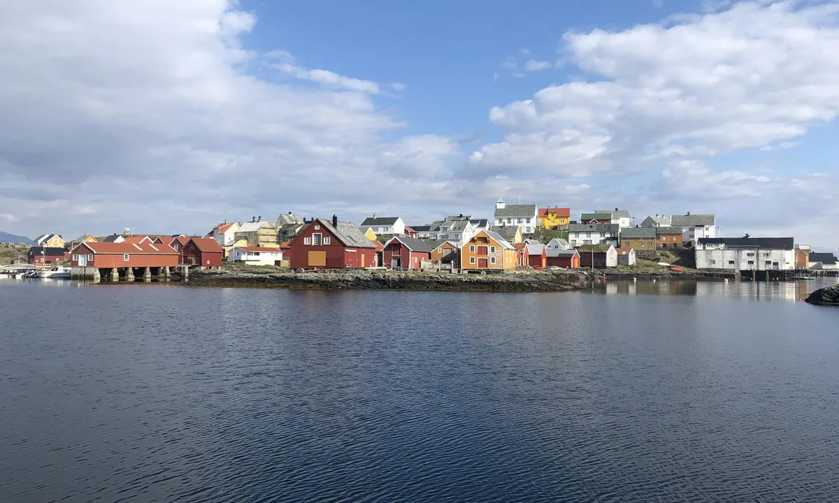 Nordre Bjørnsund: {"base": "no", "no": "Gjestebrygga p\u00e5 Bj\u00f8rnsund ligger langs moloen nord i havna (rett frem n\u00e5r du ankommer). Fra gjestebrygga har man nydelig utsikt inn p\u00e5 v\u00e6ret. Man kan enten g\u00e5 inn langs moloen eller ta lettb\u00e5ten over. Via moloen kommer man ogs\u00e5 til Hammar\u00f8ya (midterste av \u00f8yene p\u00e5 Bj\u00f8rnsund) og ut til Bj\u00f8rnsund Fyr hvor solen faller i havet.", "se": "G\u00e4stbryggan p\u00e5 Bj\u00f8rnsund ligger l\u00e4ngs piren norr i hamnen (rakt fram n\u00e4r du anl\u00e4nder). Fr\u00e5n g\u00e4stbryggan har man vacker utsikt in mot bebyggelsen. Man kan antingen g\u00e5 in l\u00e4ngs piren eller ta jollen \u00f6ver. Via piren kommer man ocks\u00e5 till Hammar\u00f8ya (den mellersta av \u00f6arna p\u00e5 Bj\u00f8rnsund) och ut till Bj\u00f8rnsund Fyr d\u00e4r solen g\u00e5r ner i havet.", "en": "The guest dock at Bj\u00f8rnsund is situated along the breakwater on the north side of the harbour (straight ahead when you arrive). From the guest dock, there is a beautiful view of the weather. You can either walk along the breakwater or take the dinghy across. Via the breakwater, you also reach Hammar\u00f8ya (the middle of the islands at Bj\u00f8rnsund) and out to Bj\u00f8rnsund Lighthouse, where the sun sets into the sea.", "da": "G\u00e6stebroen p\u00e5 Bj\u00f8rnsund ligger langs molen nord i havnen (lige frem n\u00e5r du ankommer). Fra g\u00e6stebroen har man en smuk udsigt ind p\u00e5 vejret. Man kan enten g\u00e5 ind langs molen eller tage jollen over. Via molen kommer man ogs\u00e5 til Hammar\u00f8ya (midterste af \u00f8erne p\u00e5 Bj\u00f8rnsund) og ud til Bj\u00f8rnsund Fyr, hvor solen g\u00e5r ned i havet."}