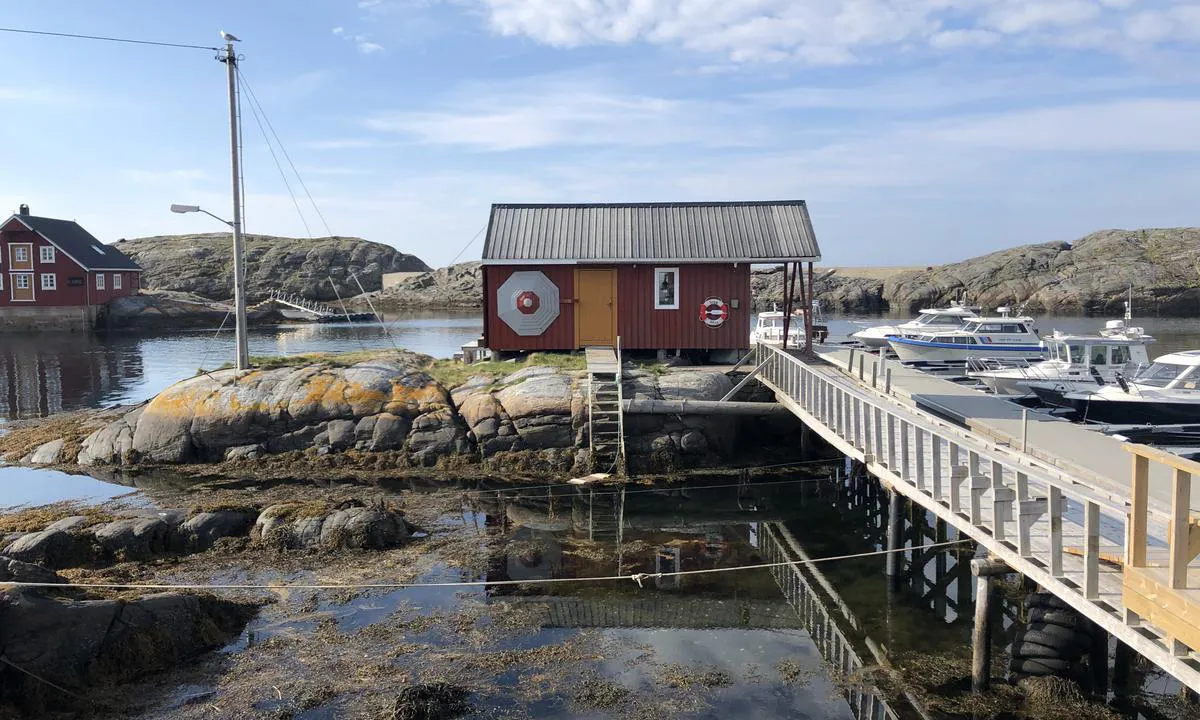 Nordre Bjørnsund: {"base": "no", "no": "Hvis hovedgjestebrygga er full, finner du ogs\u00e5 to plasser ytterst p\u00e5 denne flytebrygga som\r\nLigger et stkke lenger inn i havna.", "se": "Om huvudg\u00e4stbryggan \u00e4r full, hittar du ocks\u00e5 tv\u00e5 platser ytterst p\u00e5 denna flytbrygga som ligger ett stycke l\u00e4ngre in i hamnen.", "en": "If the main guest pier is full, you will also find two spots at the outermost part of this floating dock which is located a bit further inside the harbor.", "da": "Hvis hovedg\u00e6stebroen er fuld, finder du ogs\u00e5 to pladser yderst p\u00e5 denne flydebro, som ligger et stykke l\u00e6ngere inde i havnen."}
