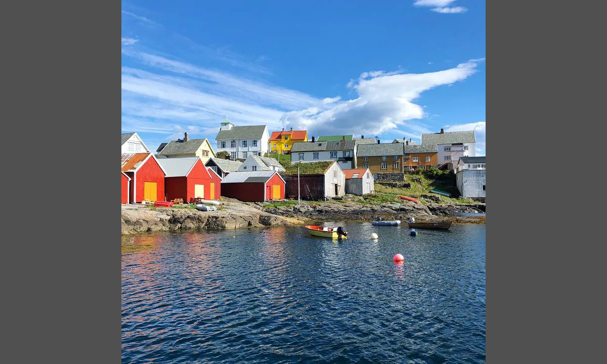 {"base": "no", "no": "Nordre Bj\u00f8rnsund er et vakkert fraflyttet fiskev\u00e6r syd i Hustadvika. Husene benyttes i dag som ferieboliger av \u00f8yas etterkommere, og det meste av bygningsmassen er godt vedlikeholdt.", "se": "Nordre Bj\u00f8rnsund \u00e4r ett vackert \u00f6vergivet fiskel\u00e4ge s\u00f6der i Hustadvika. Husen anv\u00e4nds idag som semesterbost\u00e4der av \u00f6ns \u00e4ttlingar, och de flesta av byggnaderna \u00e4r v\u00e4l underh\u00e5llna.", "en": "Nordre Bj\u00f8rnsund is a beautiful, abandoned fishing village in the south of Hustadvika. The houses are currently used as holiday homes by the descendants of the island, and most of the buildings are well maintained.", "da": "Nordre Bj\u00f8rnsund er et smukt fraflyttet fiskerleje syd i Hustadvika. Husene benyttes i dag som ferieboliger af \u00f8ens efterkommere, og det meste af bygningsmassen er godt vedligeholdt."}