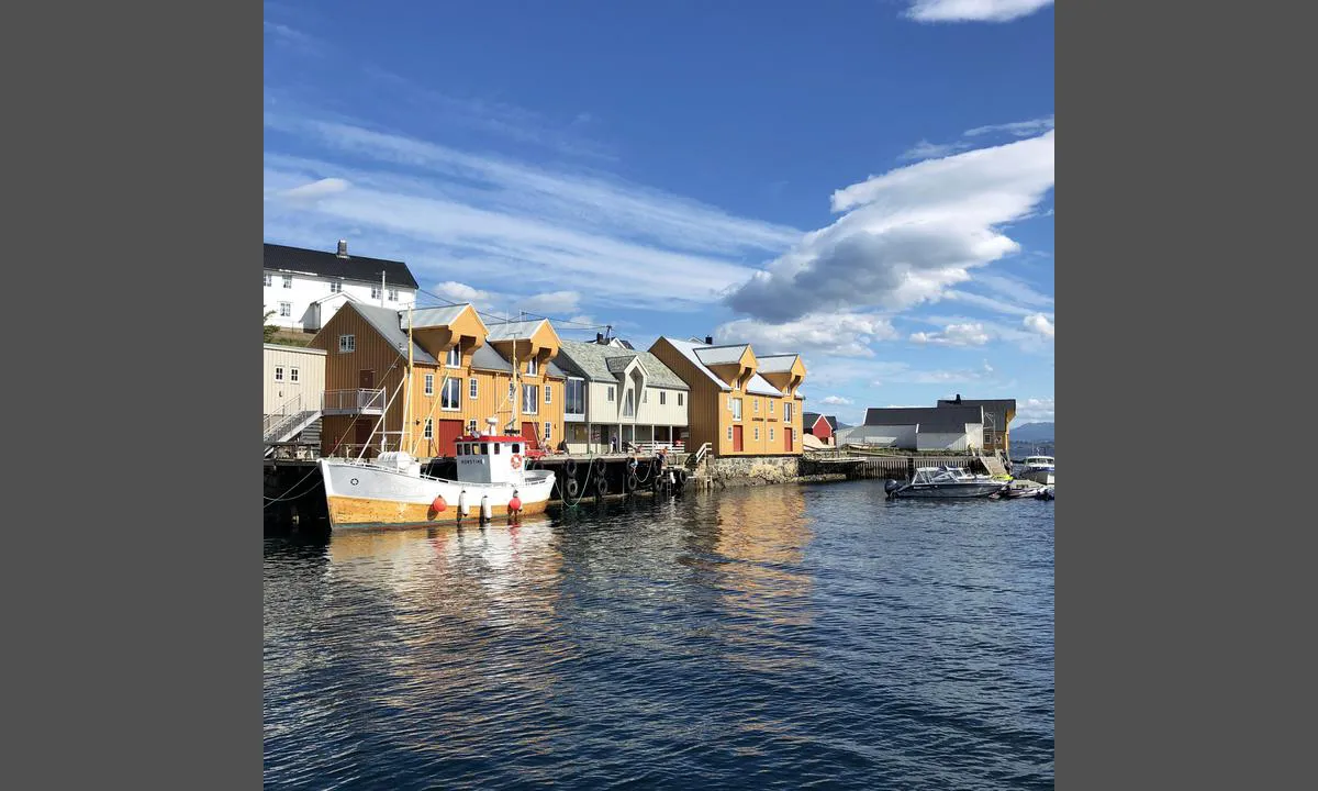 Nordre Bjørnsund: {"base": "no", "no": "De gamle bryggene til v\u00e6reier Hans Tande er i dag en del av Bj\u00f8rnsund Leirskole.", "se": "De gamla bryggorna till \u00e4garen Hans Tande \u00e4r idag en del av Bj\u00f8rnsund L\u00e4gerskola.", "en": "The old docks of the proprietor Hans Tande are today a part of Bj\u00f8rnsund Leirskole.", "da": "De gamle kajer til v\u00e6reiere Hans Tande er i dag en del af Bj\u00f8rnsund Lejrskole."}