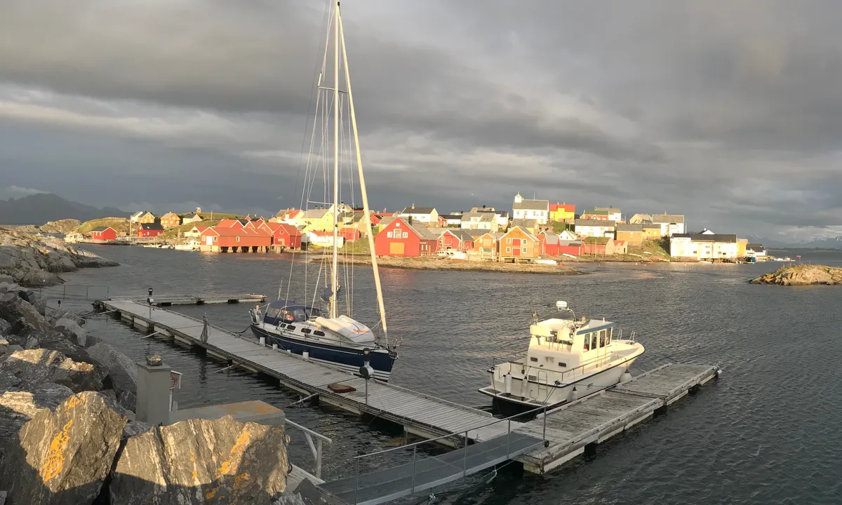 {"base": "no", "no": "Gjestebrygga p\u00e5 Nordre Bj\u00f8rnsund best\u00e5r av tre flytebrygger i U-formasjon. De ligger plassert langs moloen godt inne i havna. Det er dypt rundt bryggene, men v\u00e6r oppmerksom p\u00e5 flere grunner f\u00f8r du kommer frem hit.", "se": "G\u00e4stbryggan p\u00e5 Norra Bj\u00f6rnsund best\u00e5r av tre flytbryggor i U-formation. De \u00e4r placerade l\u00e4ngs v\u00e5gbrytaren l\u00e5ngt inne i hamnen. Det \u00e4r djupt runt bryggorna, men var uppm\u00e4rksam p\u00e5 flera grund innan du kommer fram hit.", "en": "The guest pier at Nordre Bj\u00f8rnsund consists of three floating docks in a U-formation. They are located along the breakwater well inside the harbor. The water is deep around the docks, but be aware of several shallows before you get here.", "da": "G\u00e6stebroen p\u00e5 Nordre Bj\u00f8rnsund best\u00e5r af tre flydebroer i U-formation. De ligger anbragt langs molen godt inde i havnen. Der er dybt omkring broerne, men v\u00e6r opm\u00e6rksom p\u00e5 flere grunde f\u00f8r du kommer frem hertil."}