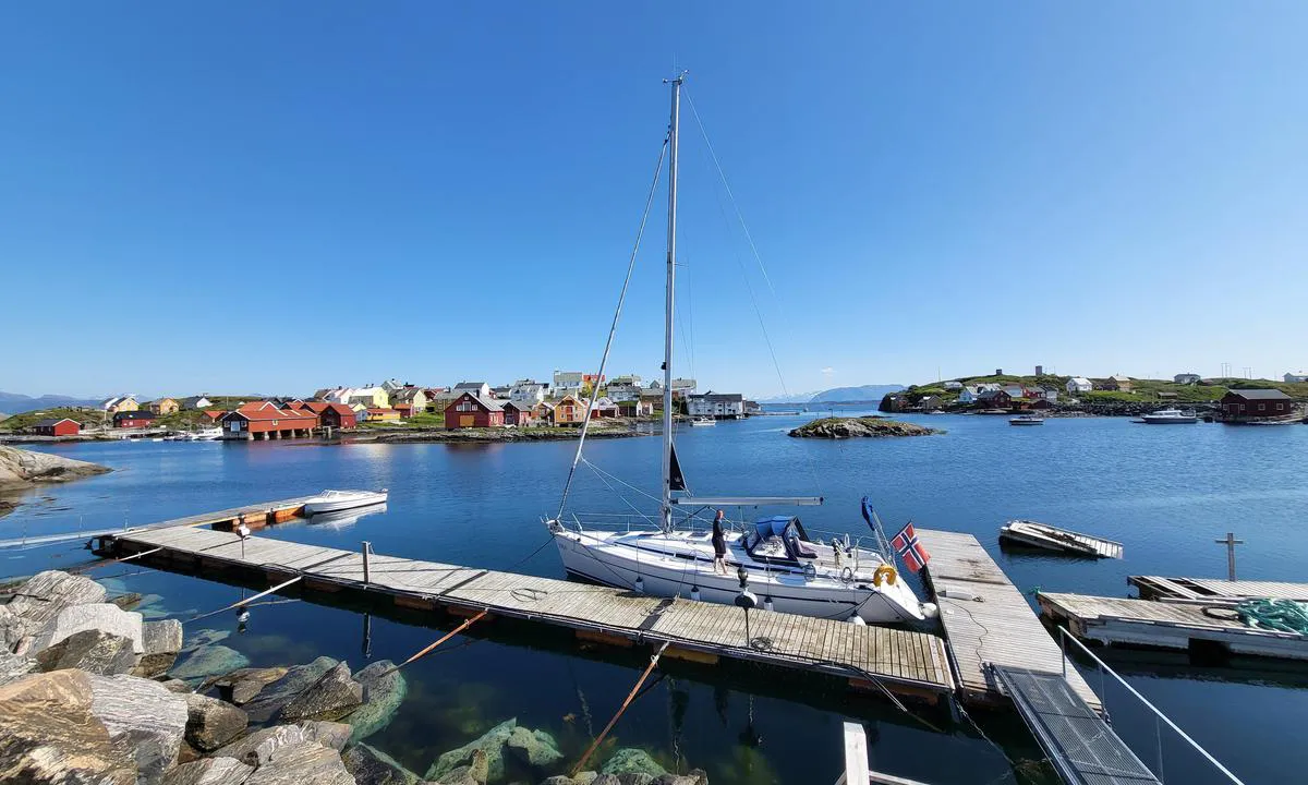 {"base": "no", "no": "Gjestebrygge Nordre Bj\u00f8rnsund. I bakkgrunn ser du innseilingen. Hold til venstre av holmen midt i bildet (sett fra denne siden).", "se": "G\u00e4stbrygga Nordre Bj\u00f8rnsund. I bakgrunden ser du inseglingen. H\u00e5ll till v\u00e4nster om holmen mitt i bilden (sett fr\u00e5n denna sida).", "en": "Guest pier Nordre Bj\u00f8rnsund. In the background, you see the approach. Keep to the left of the islet in the middle of the picture (viewed from this side).", "da": "G\u00e6stebro Nordre Bj\u00f8rnsund. I baggrunden ser du indsejlingen. Hold til venstre af holmen midt i billedet (set fra denne side)."}